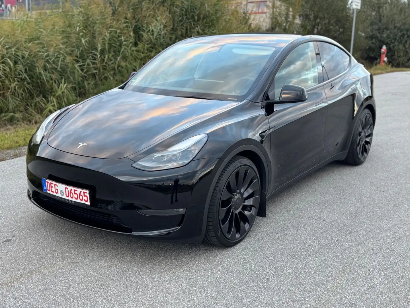 Tesla Model Y Performance Dual AWD AHK 1Hand MWST ALLR Schwarz - 1