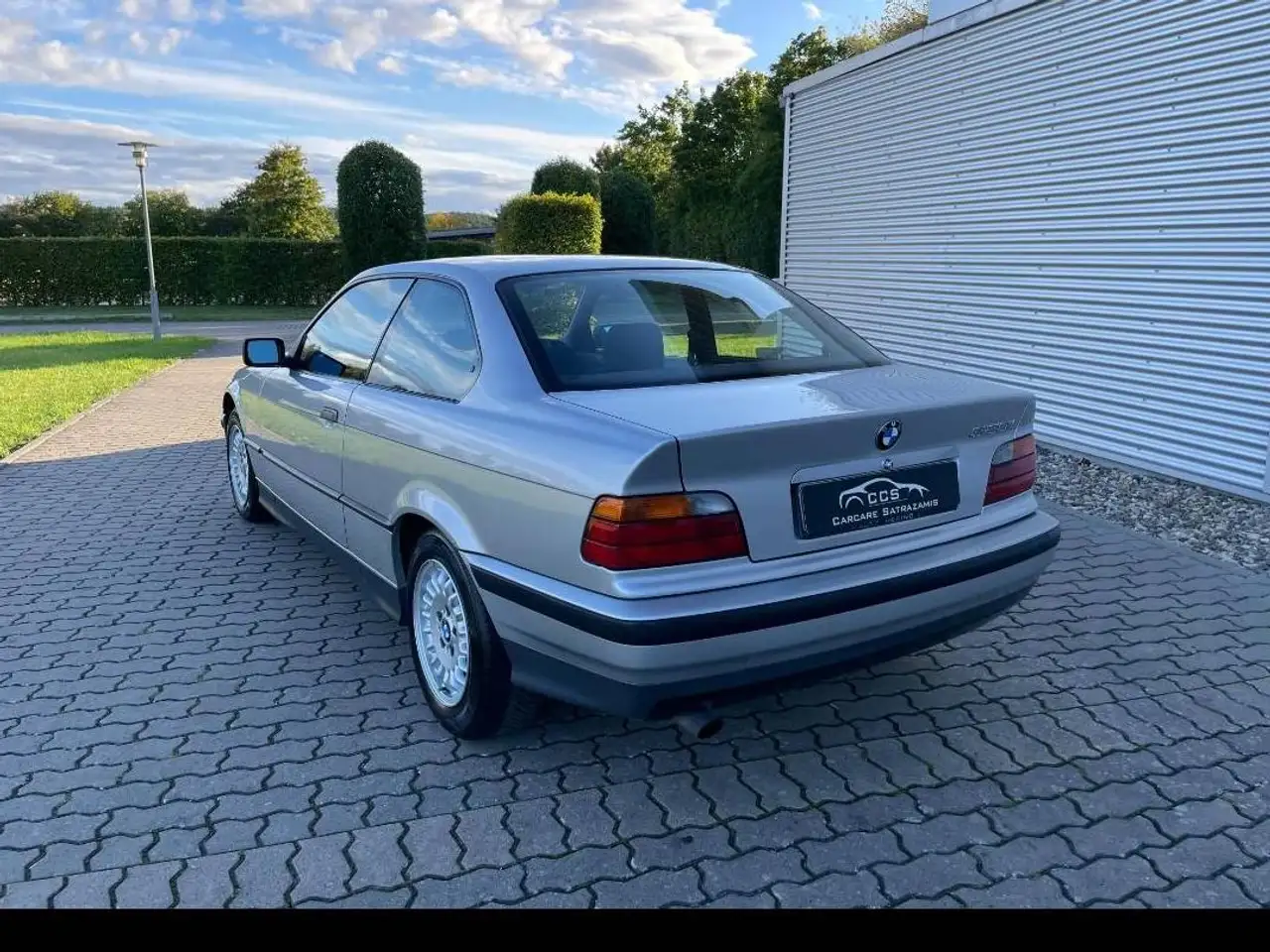 BMW 320i, foto 2