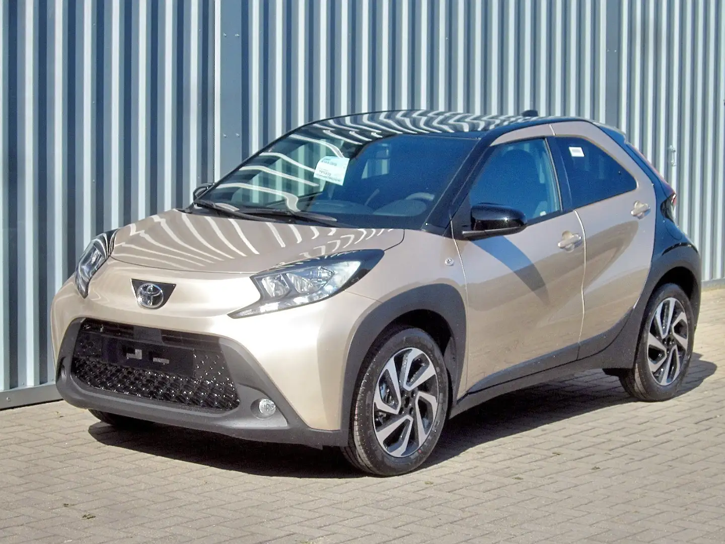 Toyota Aygo X 1.0 VVT-i Teamplayer Kamera, AppleCarPlay Beige - 1