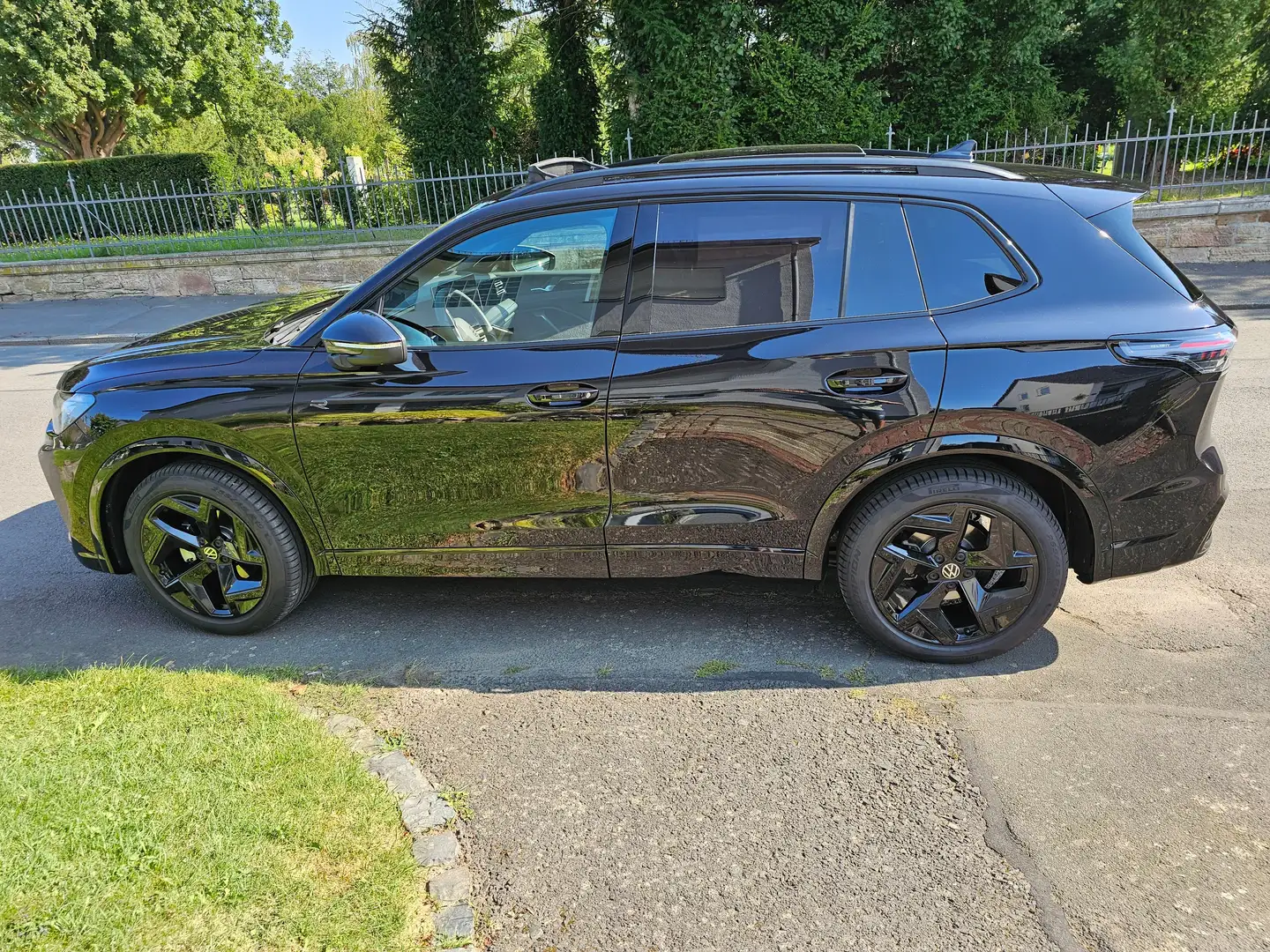 Volkswagen Tiguan Tiguan 1.5 eTSI OPF DSG R-Line Vollausstattung Schwarz - 2