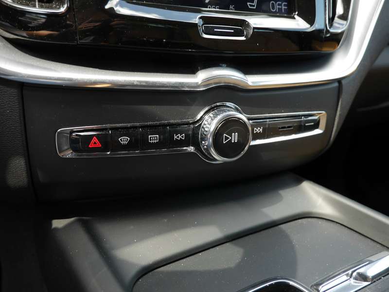 Volvo XC60 D5 AWD Momentum LEDER NAVI LED W-LAN EU6