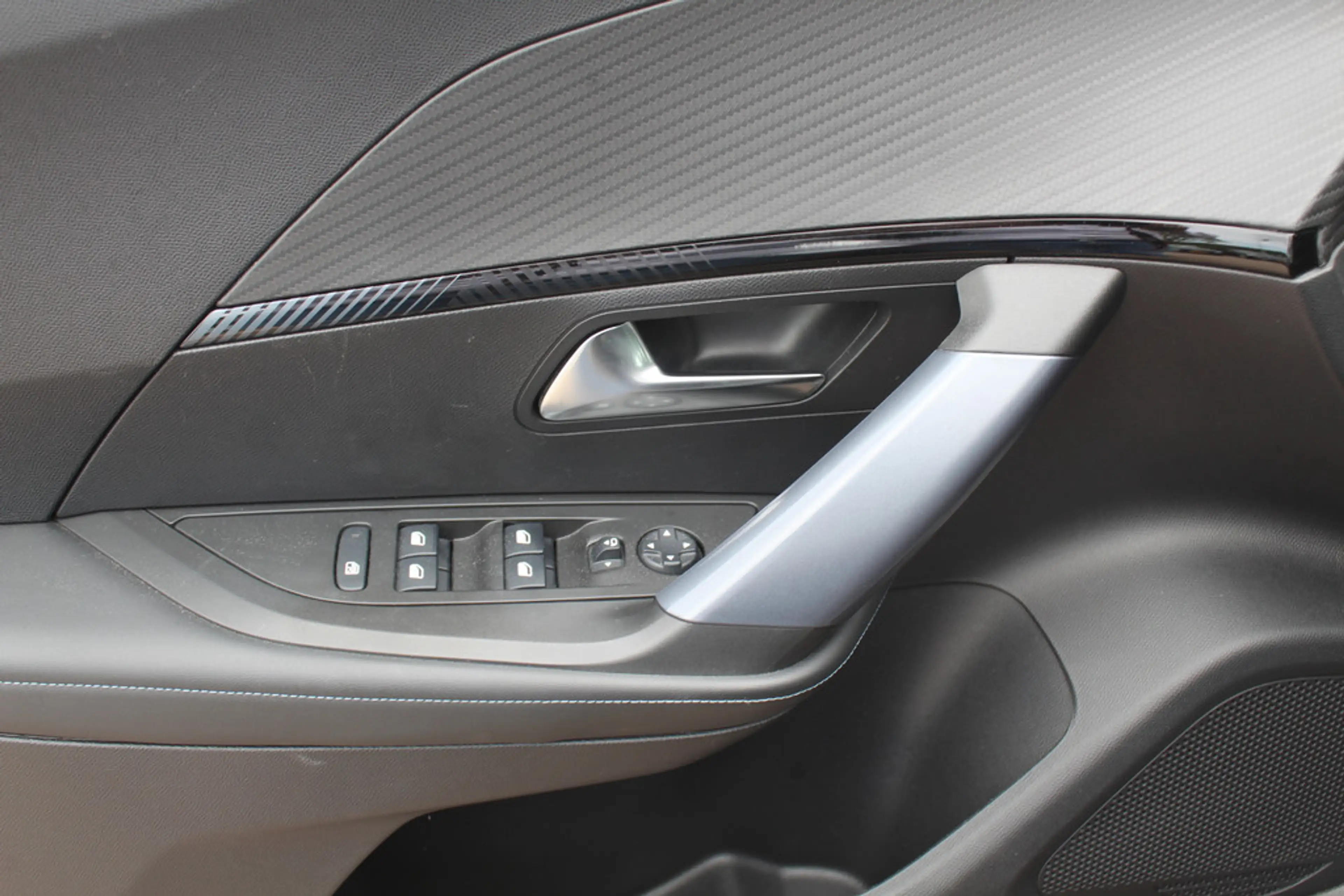 Peugeot e-2008 EV Allure Pack 50 kWh / SoH 91 % / Camera / Keyles — photo 22