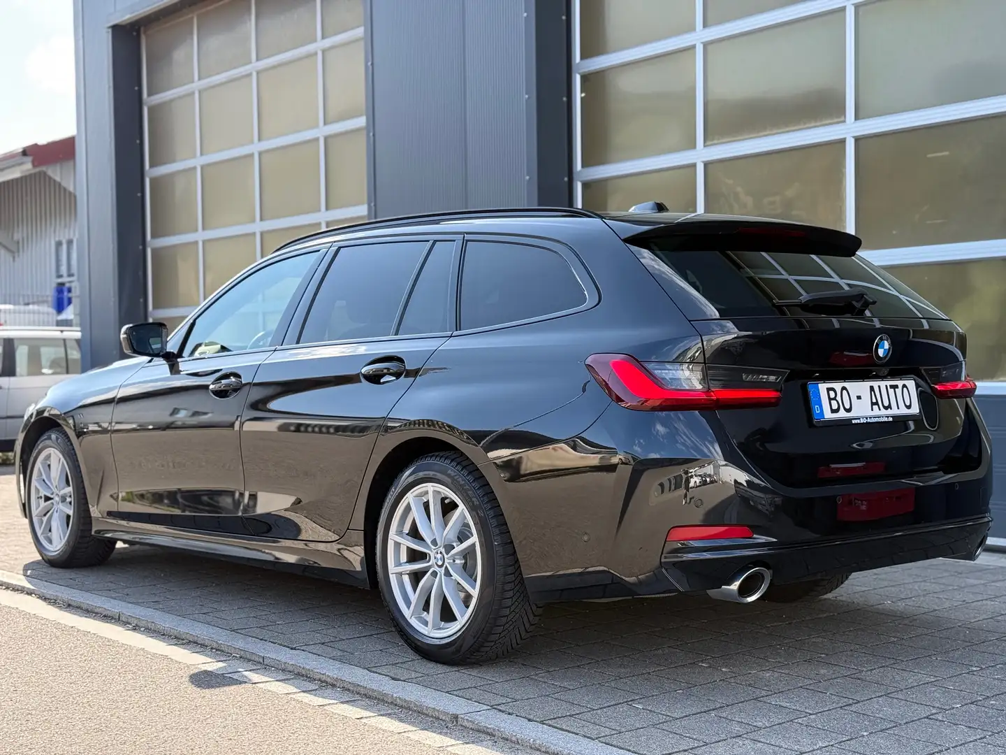 BMW 320 d xDrive StdHzg. ACC 8-fach Kamera DAB Spur+ Navi Noir - 2