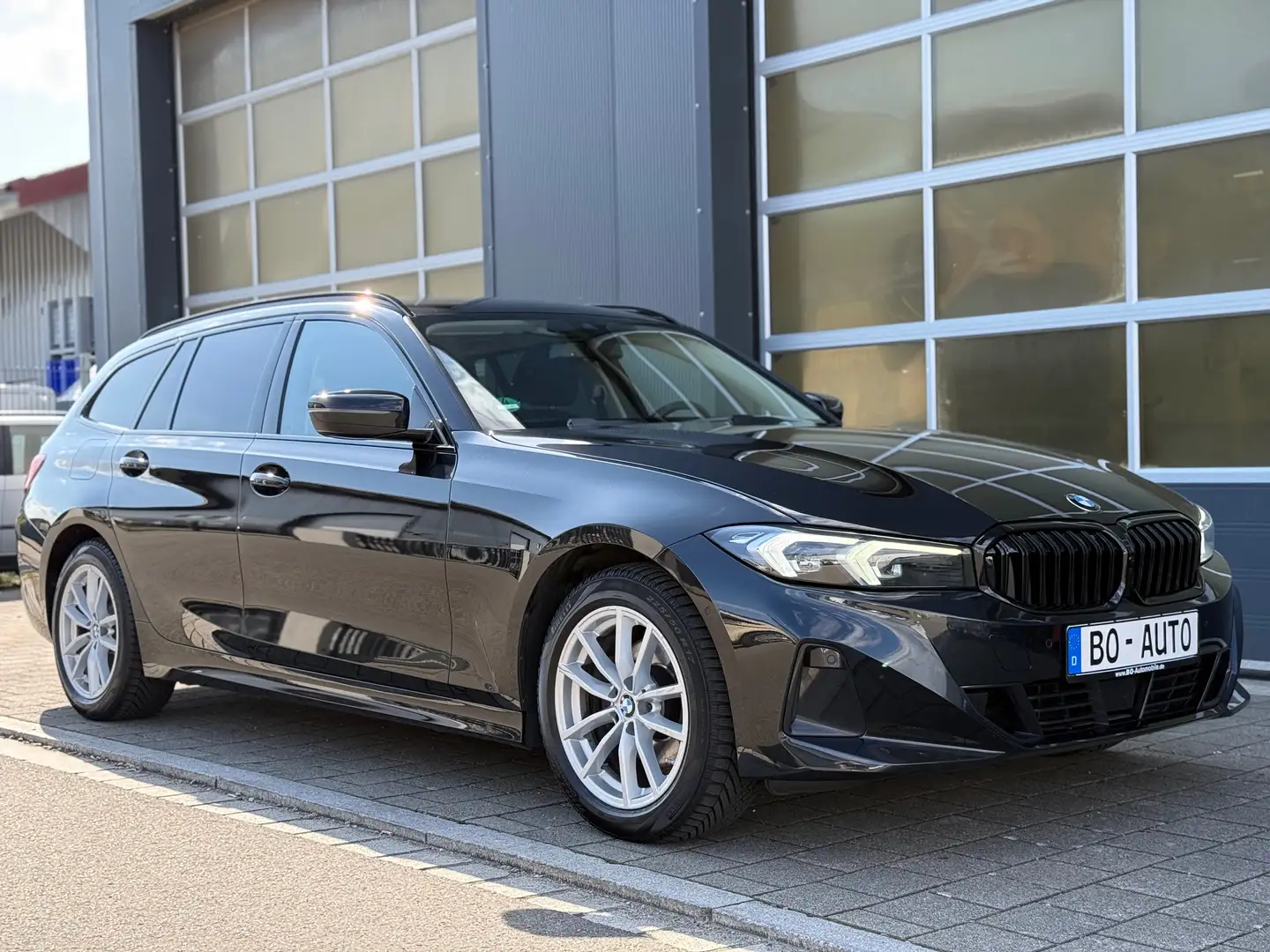 BMW 320 d xDrive StdHzg. ACC 8-fach Kamera DAB Spur+ Navi Noir - 1