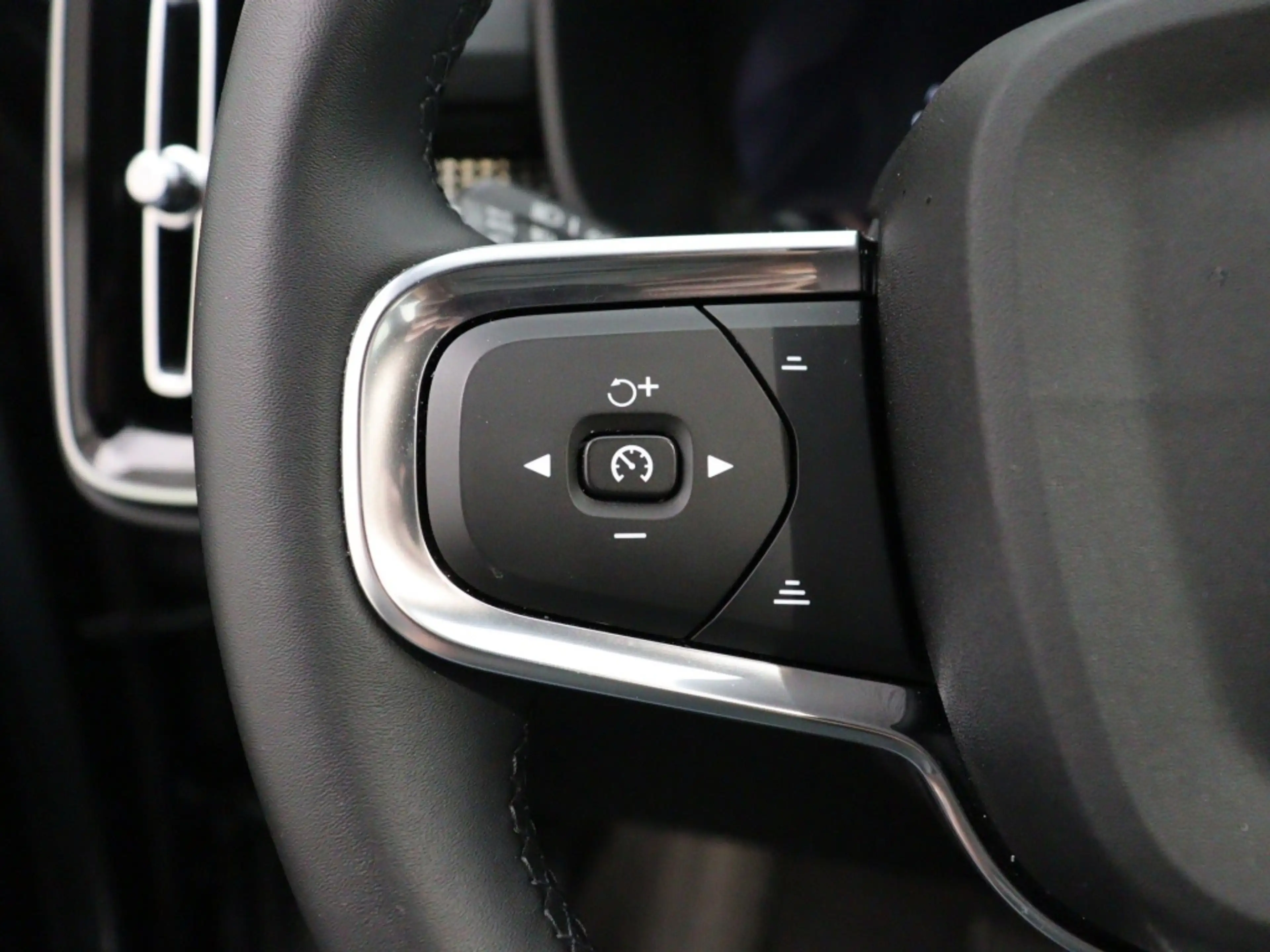 Volvo EX40 EXT. RANGE 82Kwh PLUS DARK — photo 14