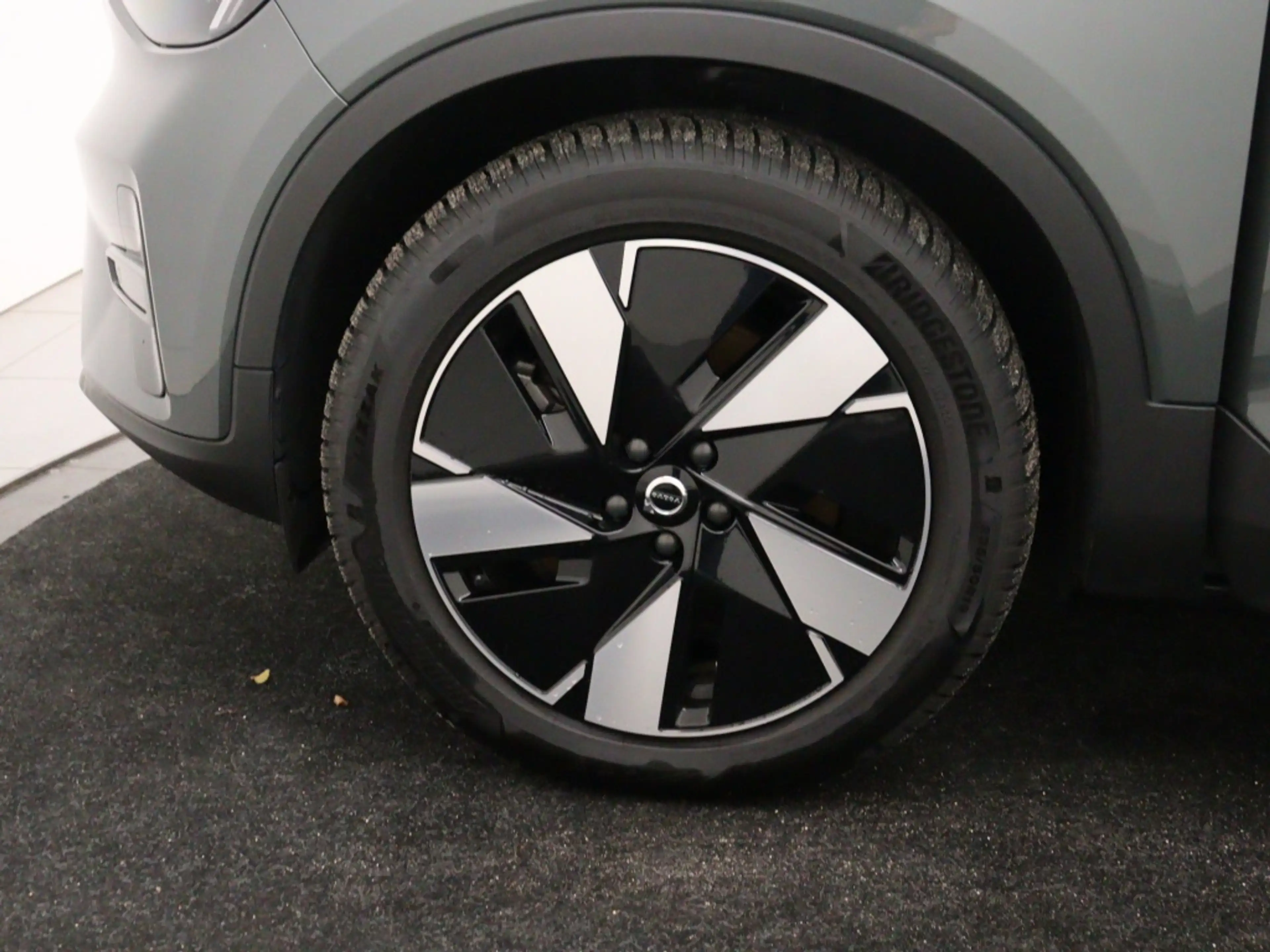 Volvo EX40 EXT. RANGE 82Kwh PLUS DARK — photo 8