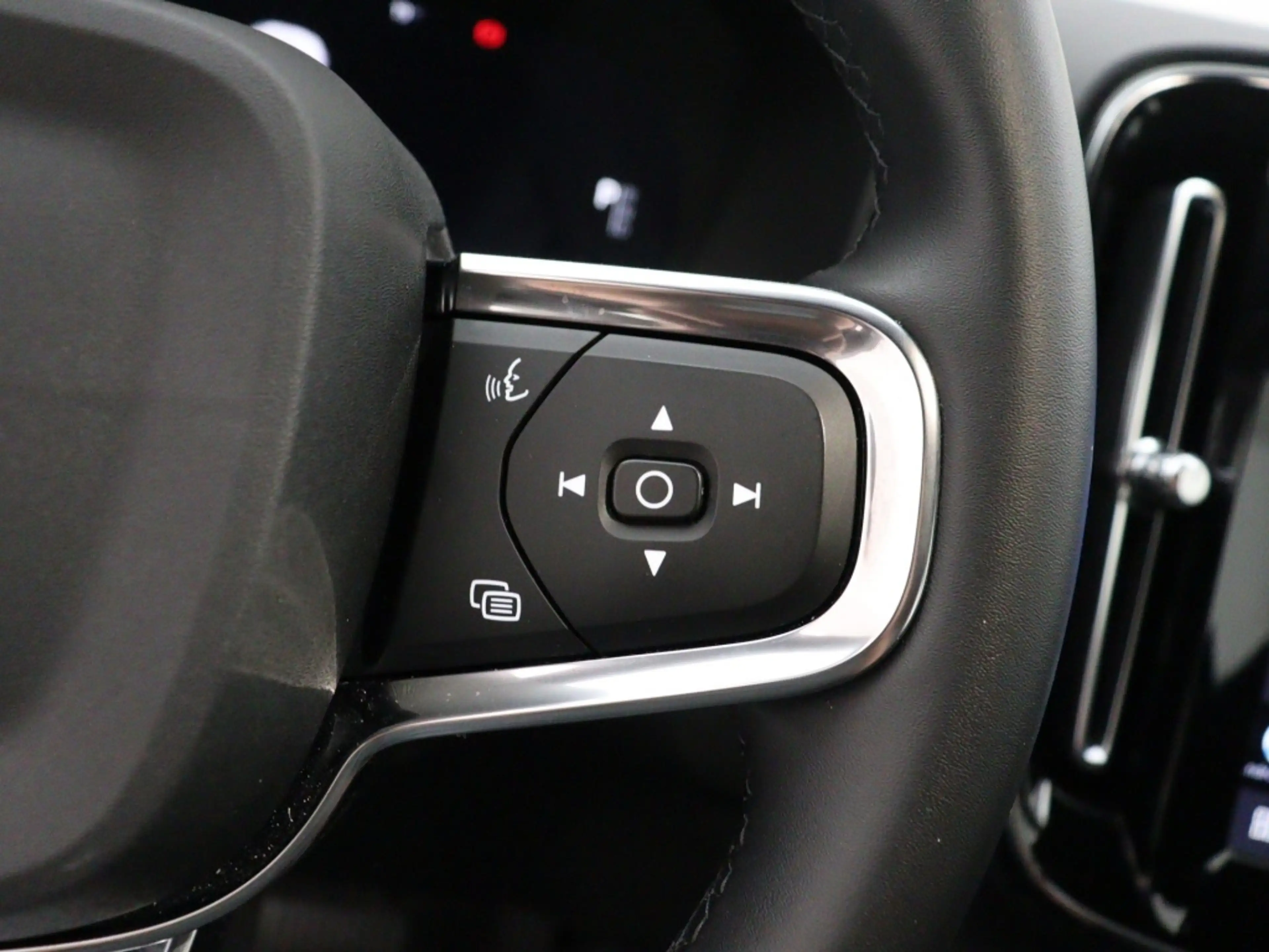 Volvo EX40 EXT. RANGE 82Kwh PLUS DARK — photo 13