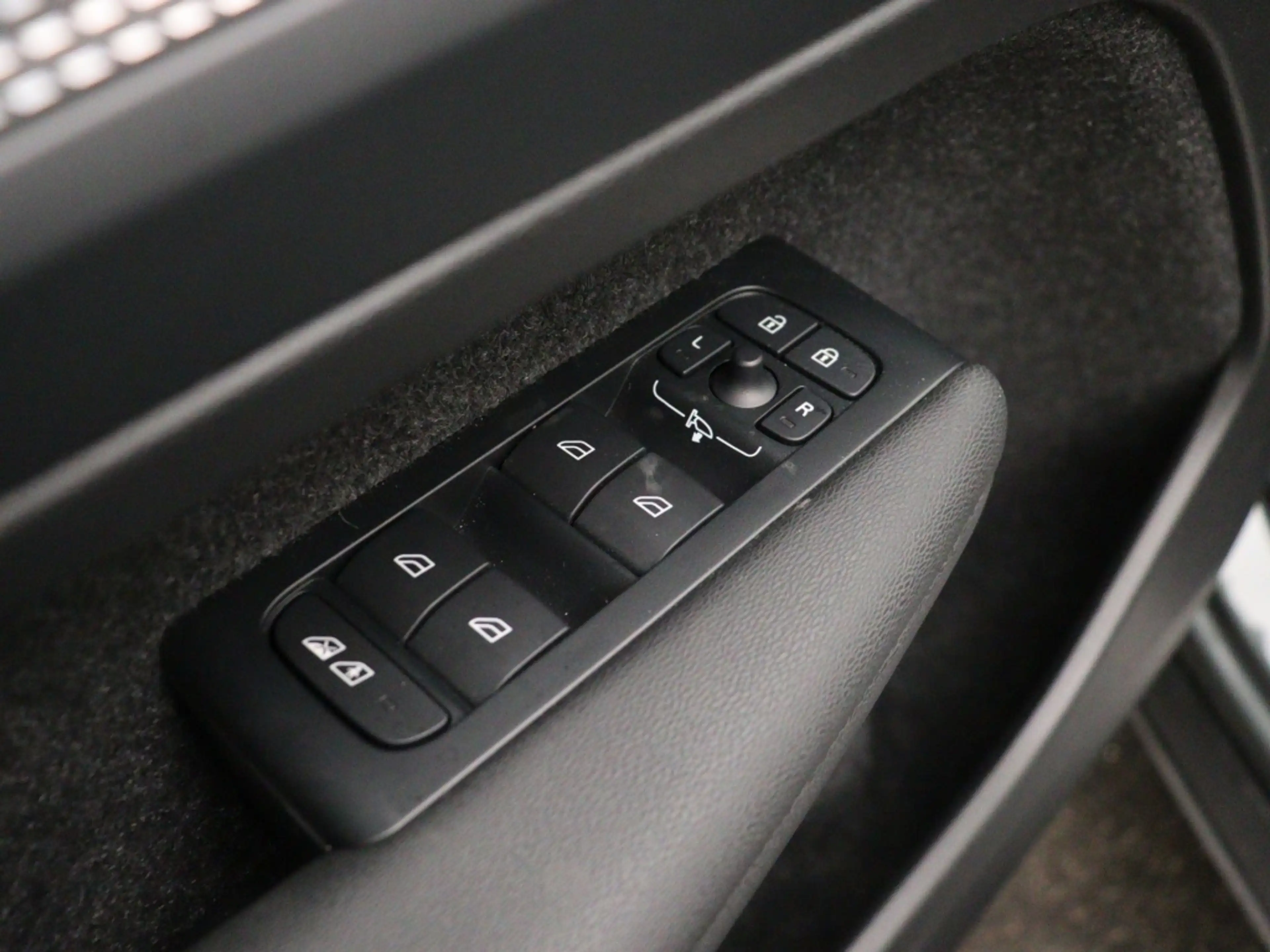 Volvo EX40 EXT. RANGE 82Kwh PLUS DARK — photo 12