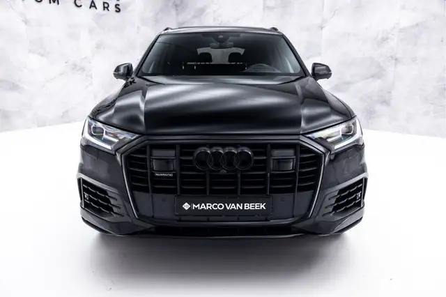 Audi Q7 view 9