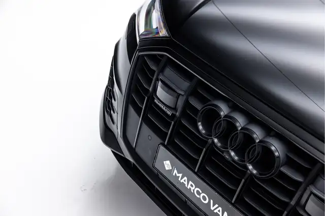 Audi Q7 view 8