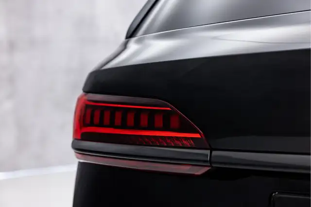 Audi Q7 view 12