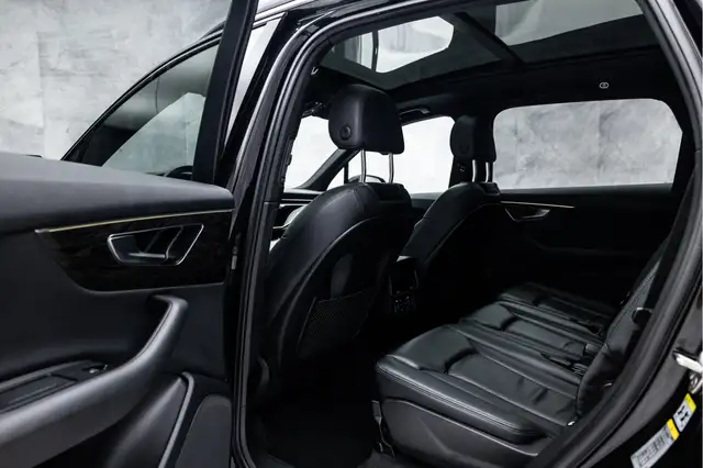 Audi Q7 view 18