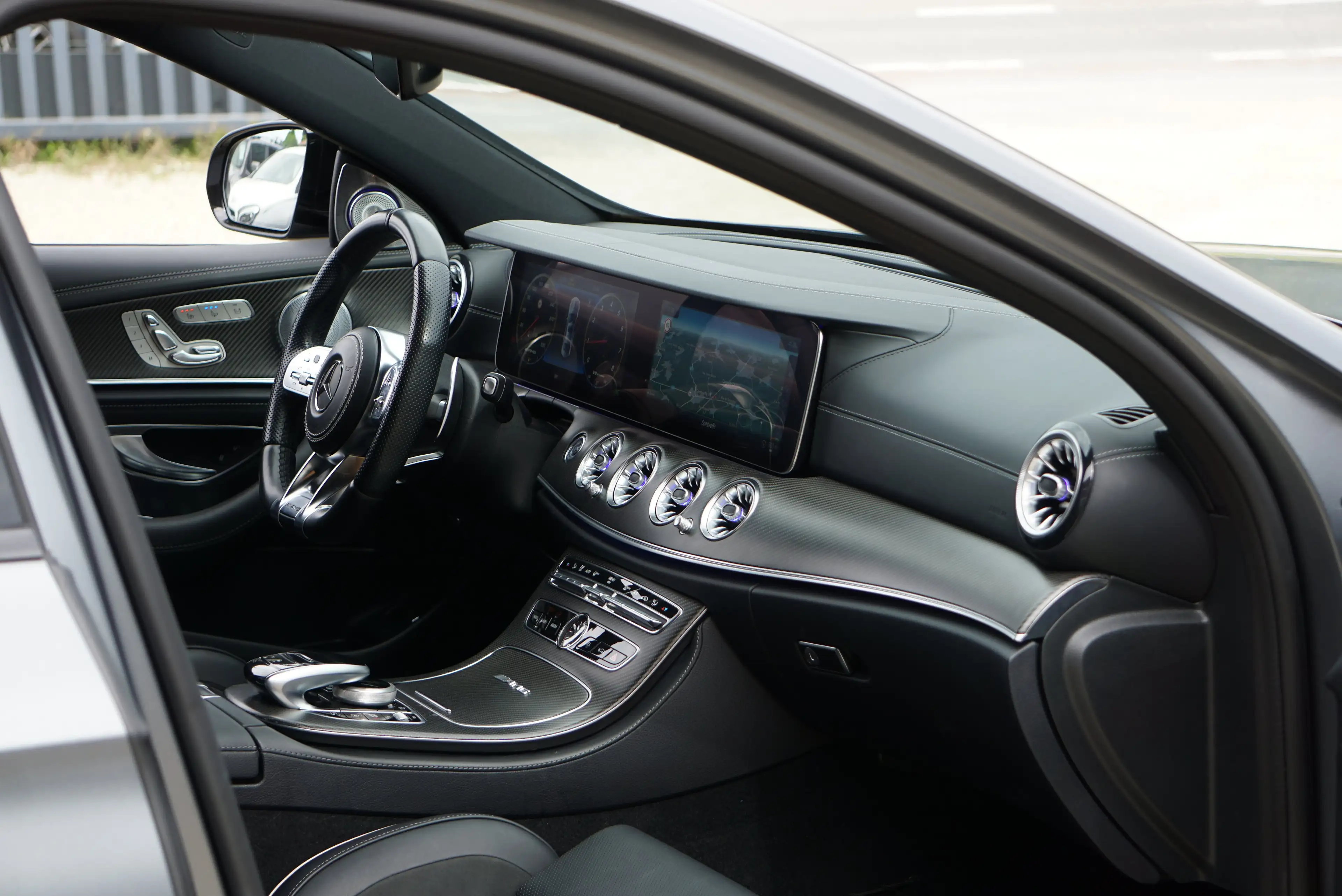 Mercedes-Benz E 63 AMG 4-MATIC+ S MAXTON DESIGN CARNET COMPLET MERCEDES — photo 15
