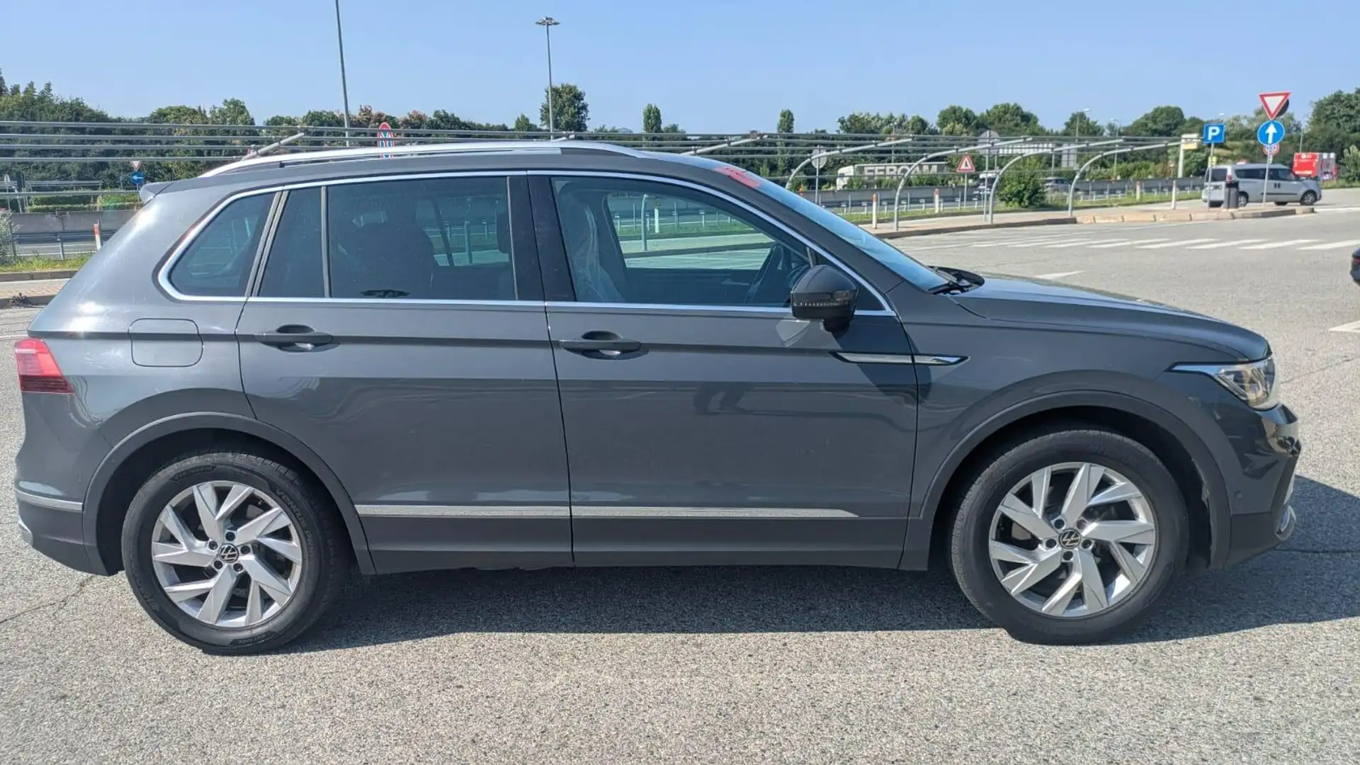 Volkswagen Tiguan Tiguan II 2021 2.0 tdi Elegance 150cv dsg Grigio - 2