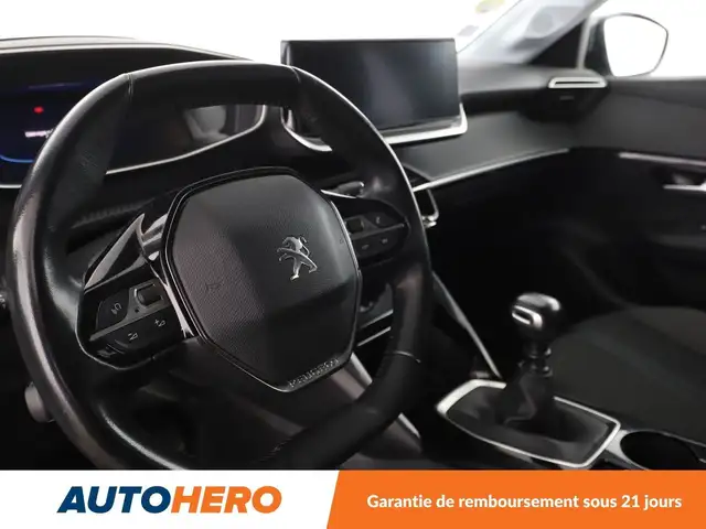 Peugeot 208 view 11