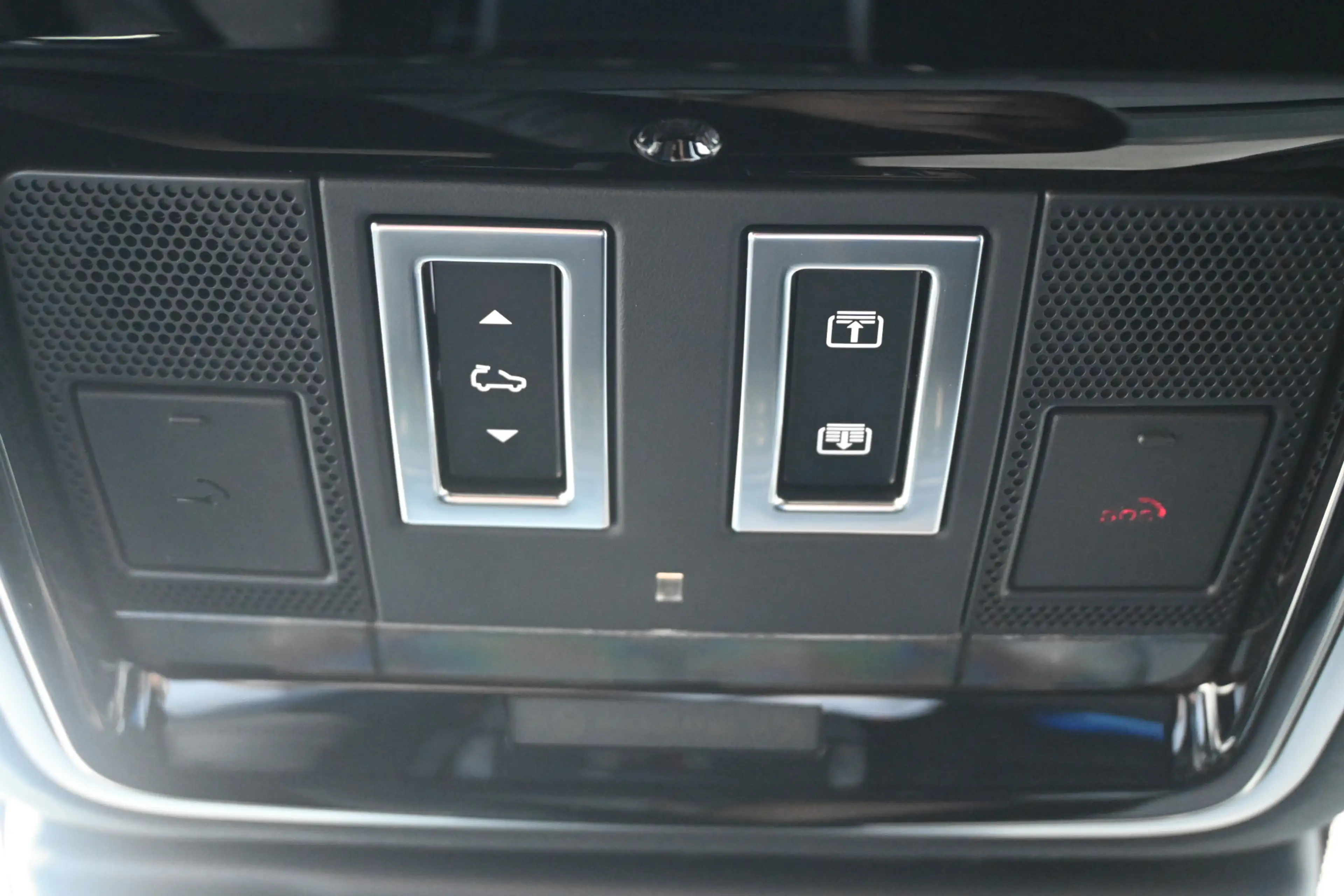 Land Rover Range Rover Velar 2.0 P400e AWD Belgravia Edition Satin PHEV — photo 23