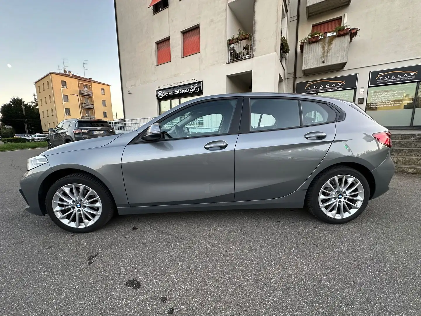 BMW 116 116d Advantage auto Grau - 2
