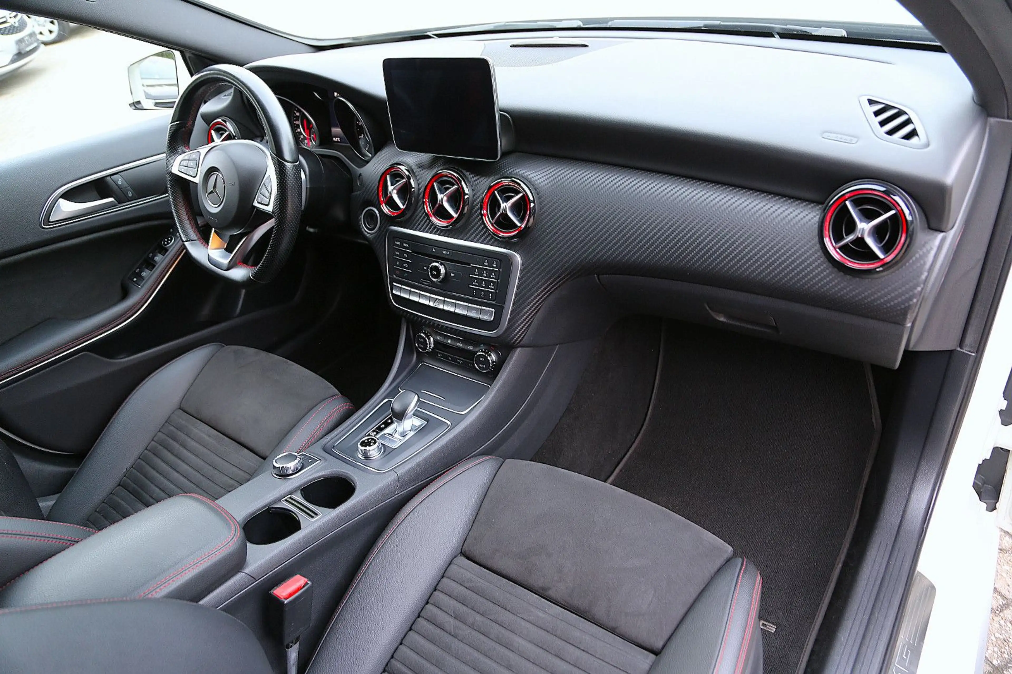 Mercedes-Benz A 45 AMG 4Matic Sportabgas Navi LED PDC IHC 19" — photo 7
