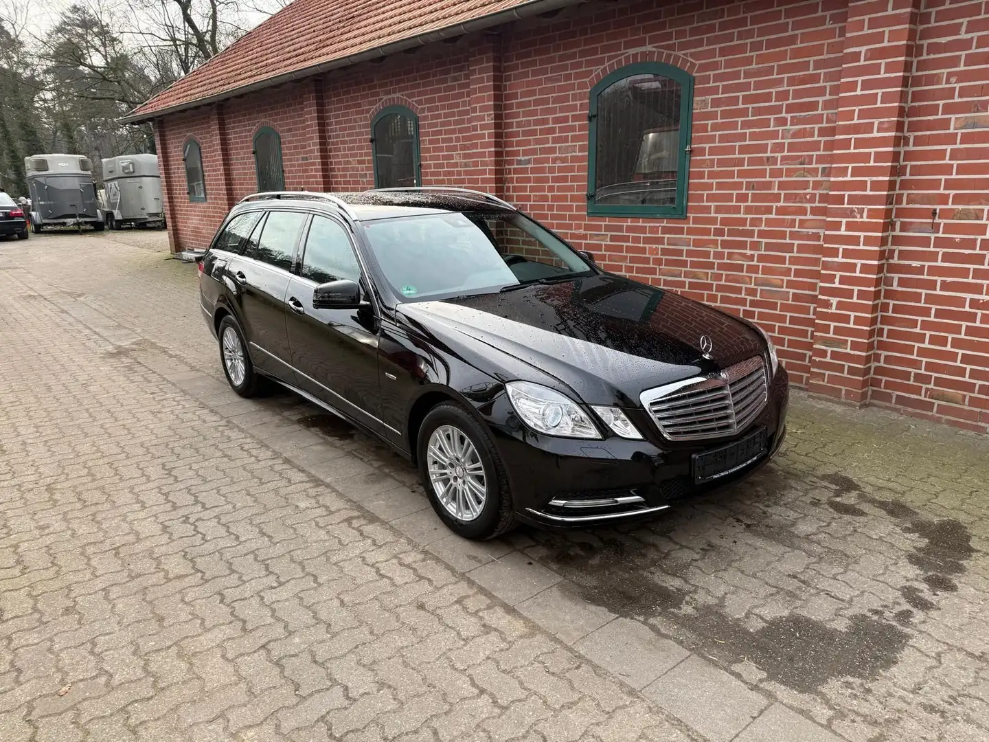 Mercedes-Benz E 250 T CGI Elegance Navi Bi-Xenon AHK Černá - 1