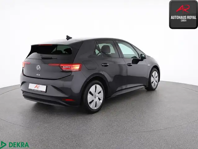 Volkswagen ID.3 view 5