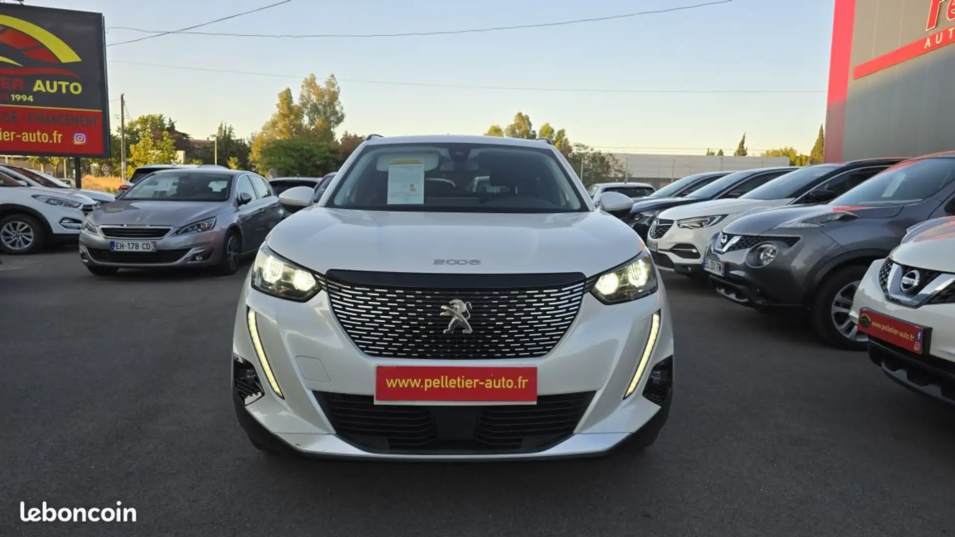 Peugeot 2008 BlueHDi 130 SetS EAT8 Roadtrip Blanc - 2