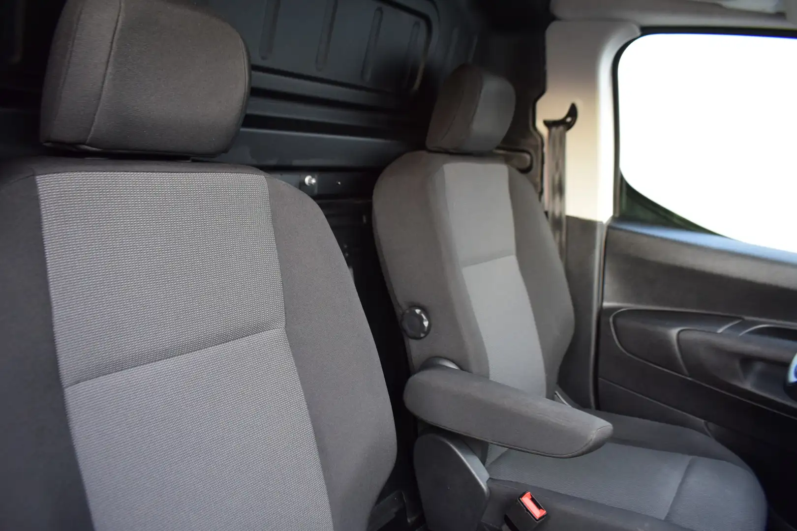 Toyota Proace City 1.5 D-4D Cool Comfort Airco Cruise Trekhaak 111dkm Wit - 2