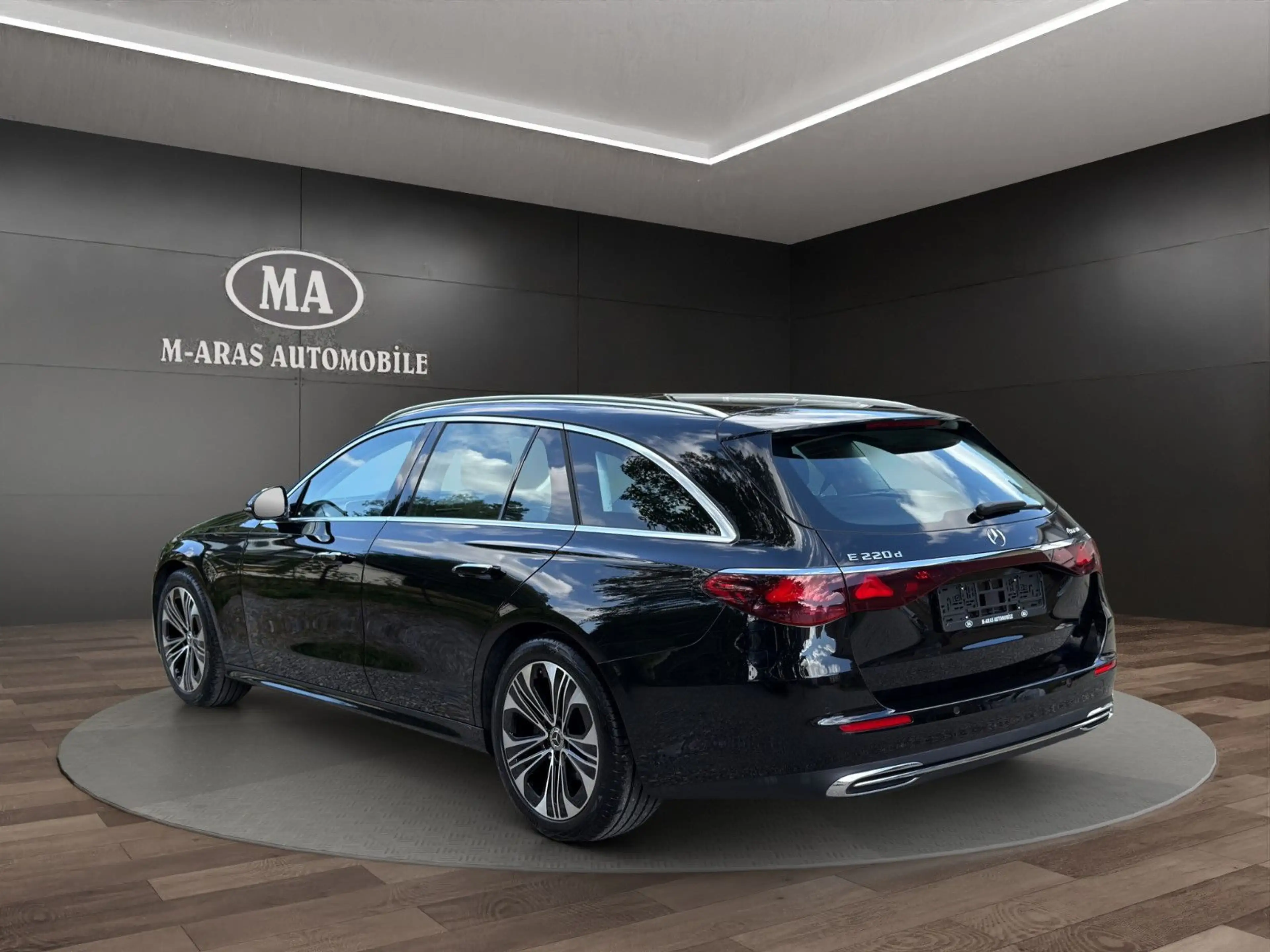 Mercedes-Benz E 220 d T-4Matic Avantgarde AHK — photo 4