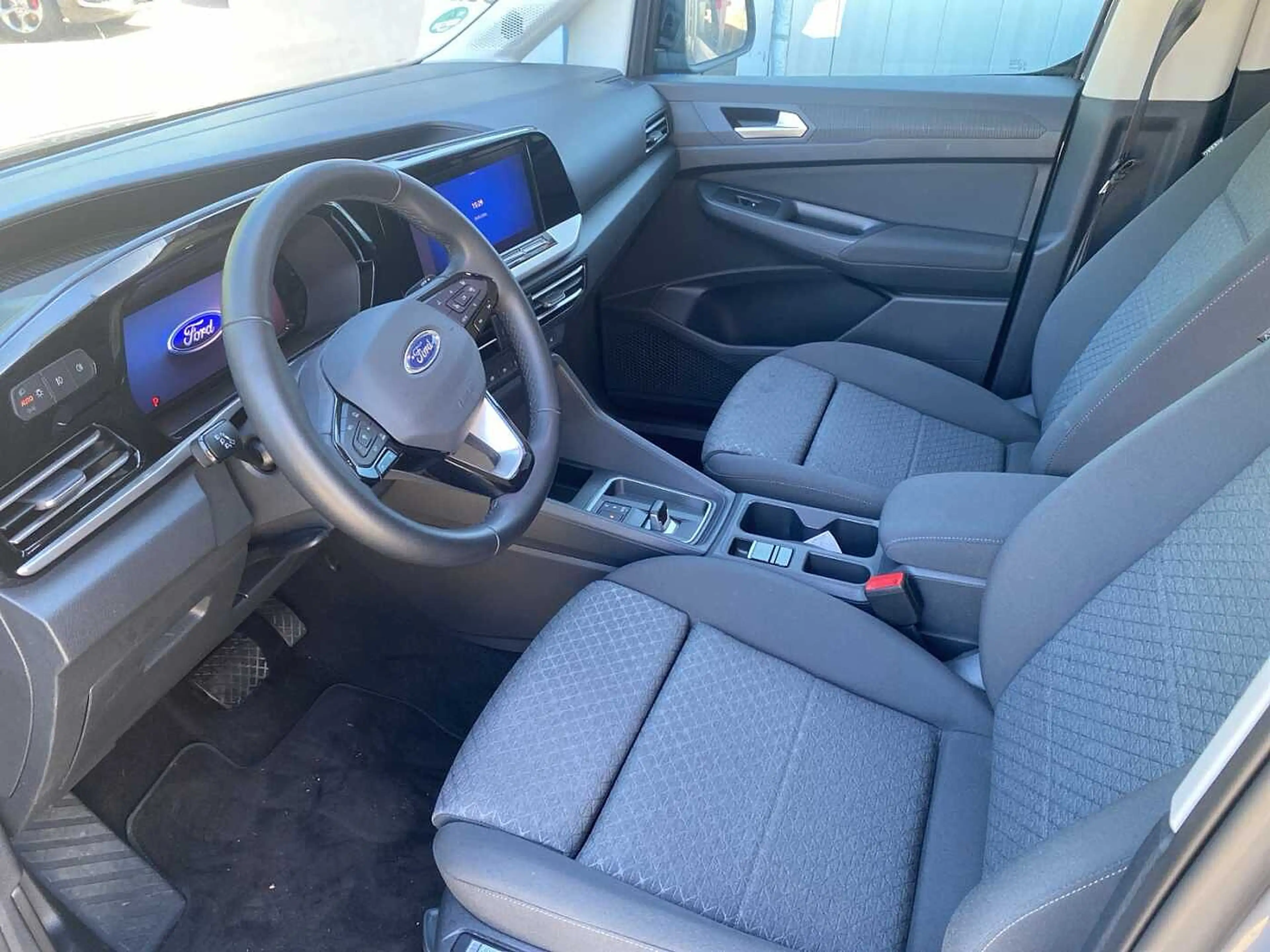 Ford Grand Tourneo PHEV Connect Titanium L2 — photo 3