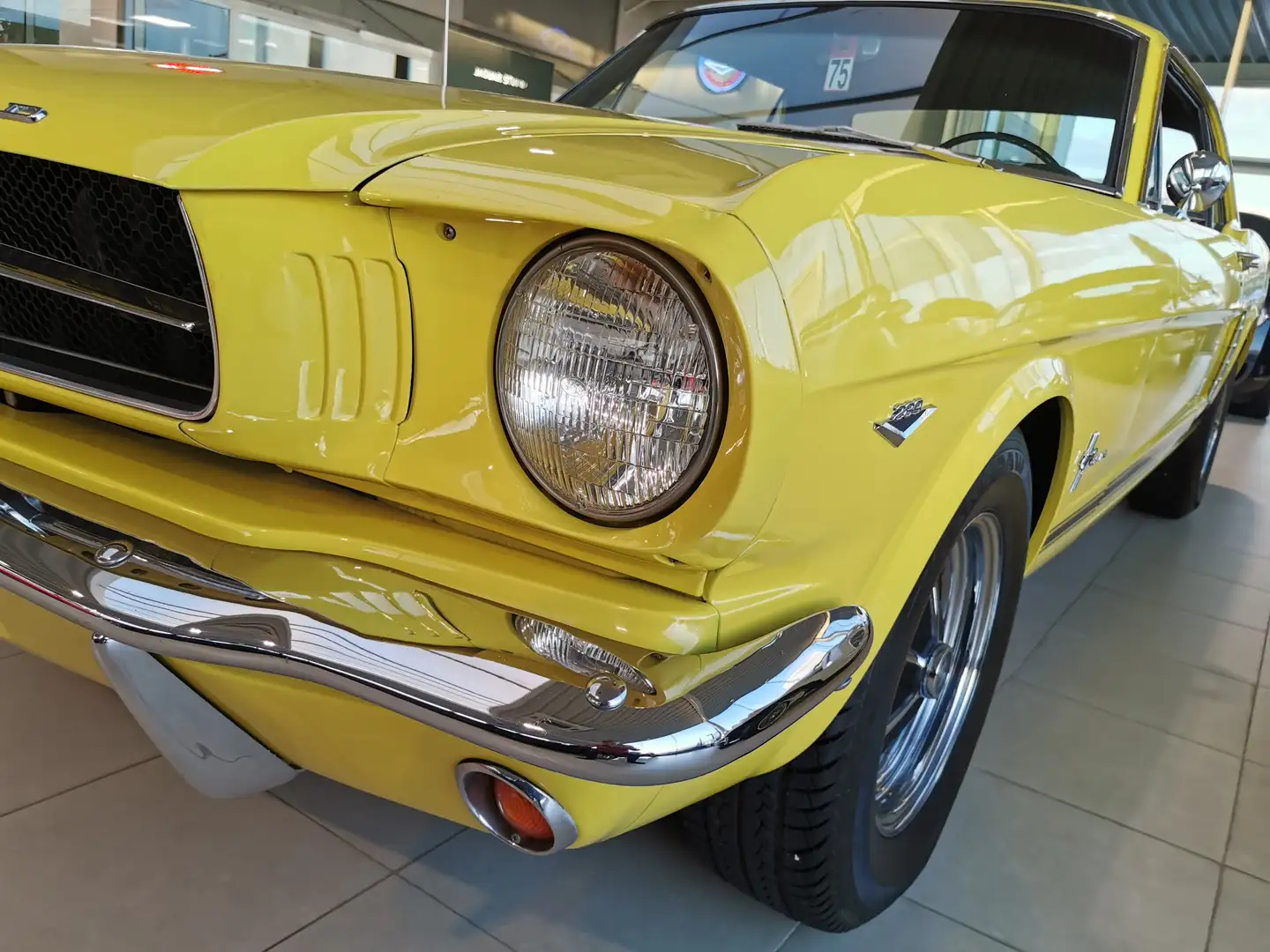Ford Mustang Coupe V8 Jaune - 1
