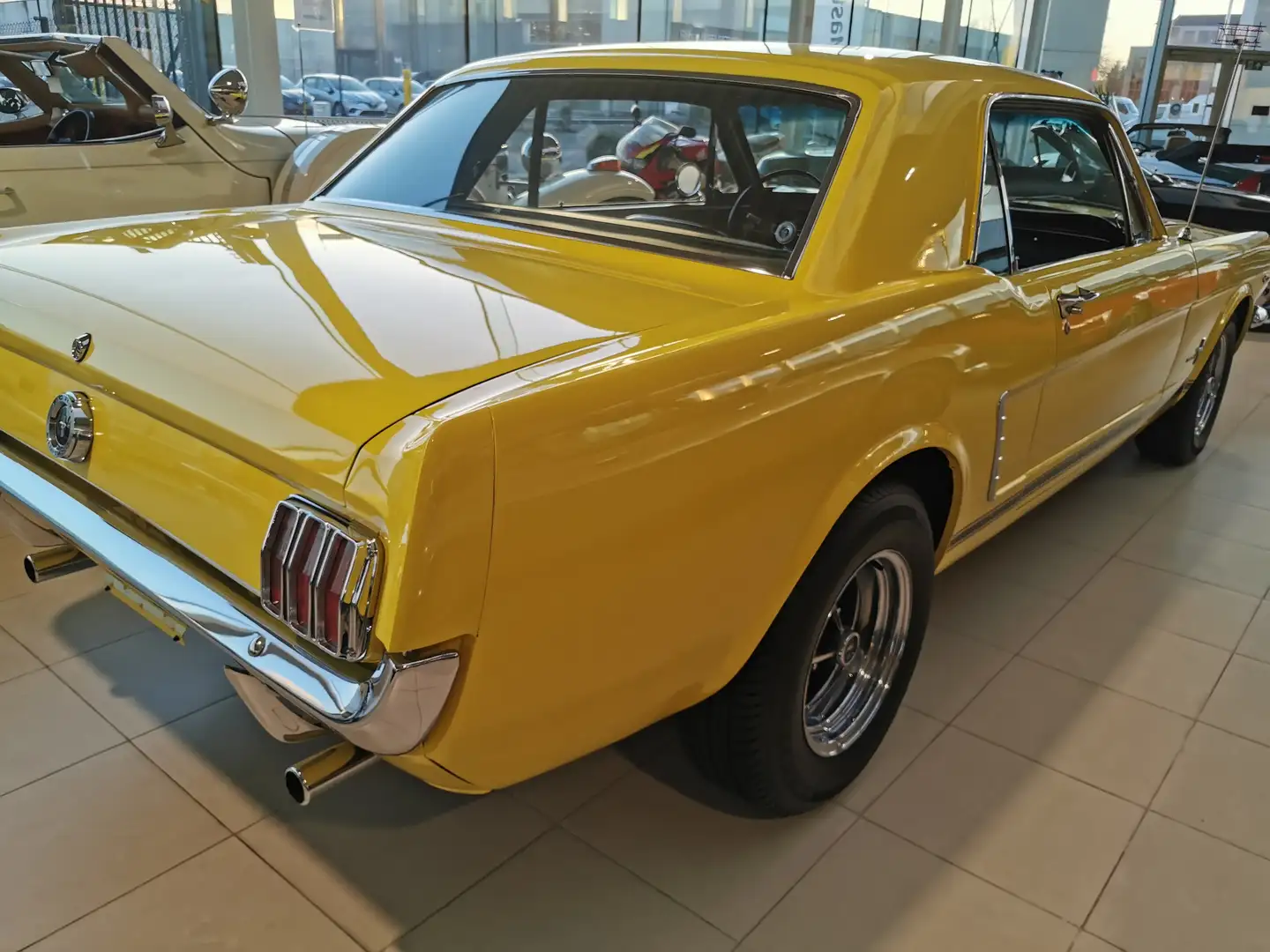 Ford Mustang Coupe V8 Jaune - 2