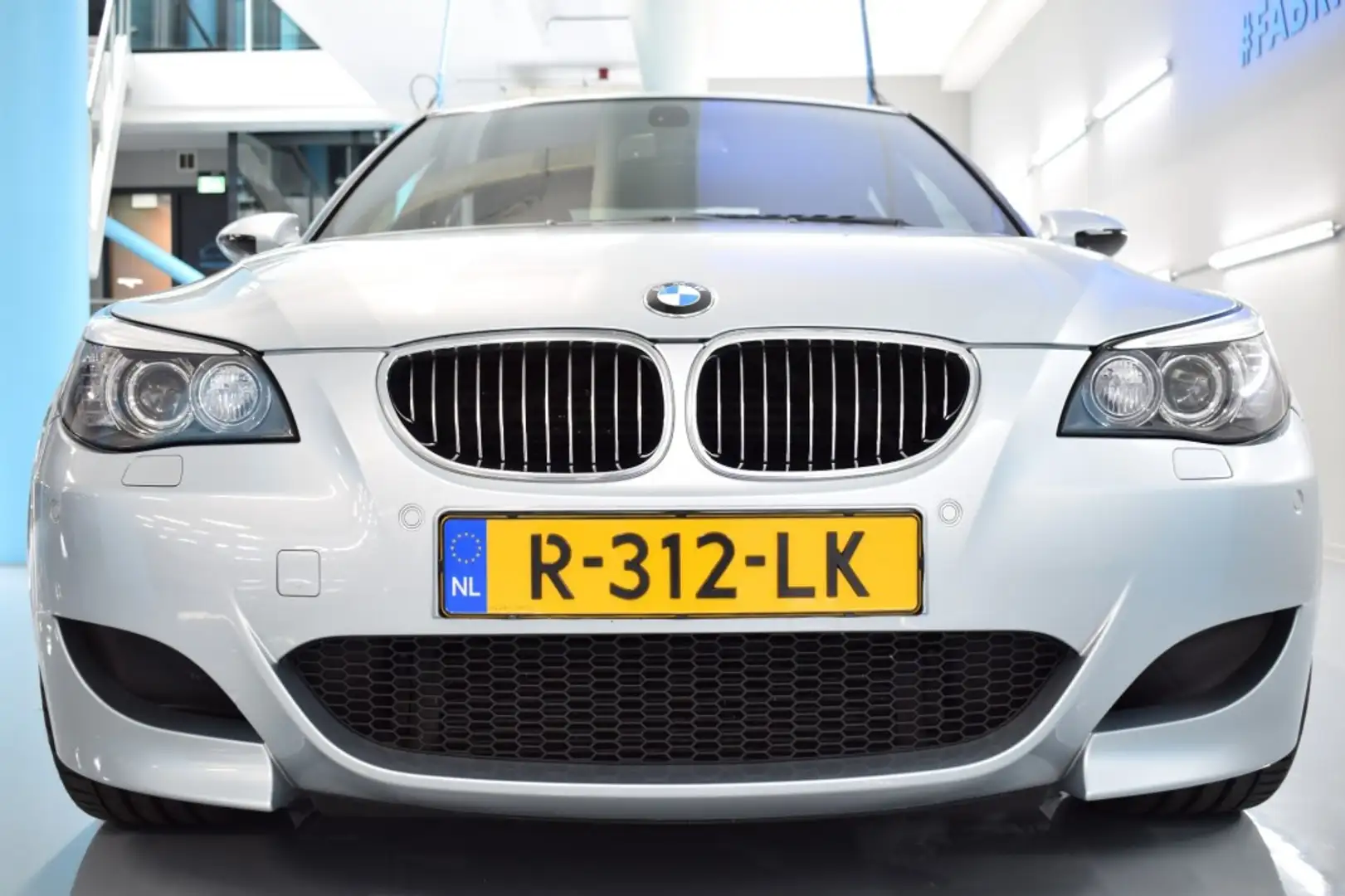 BMW M5 5.0L V10 507 PK SMG Aut. Grijs - 2