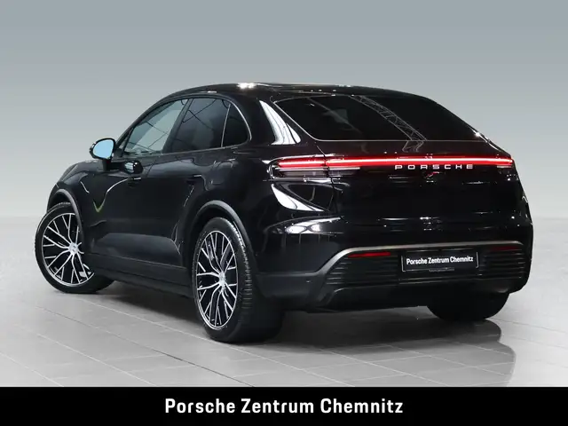 Porsche Macan view 3