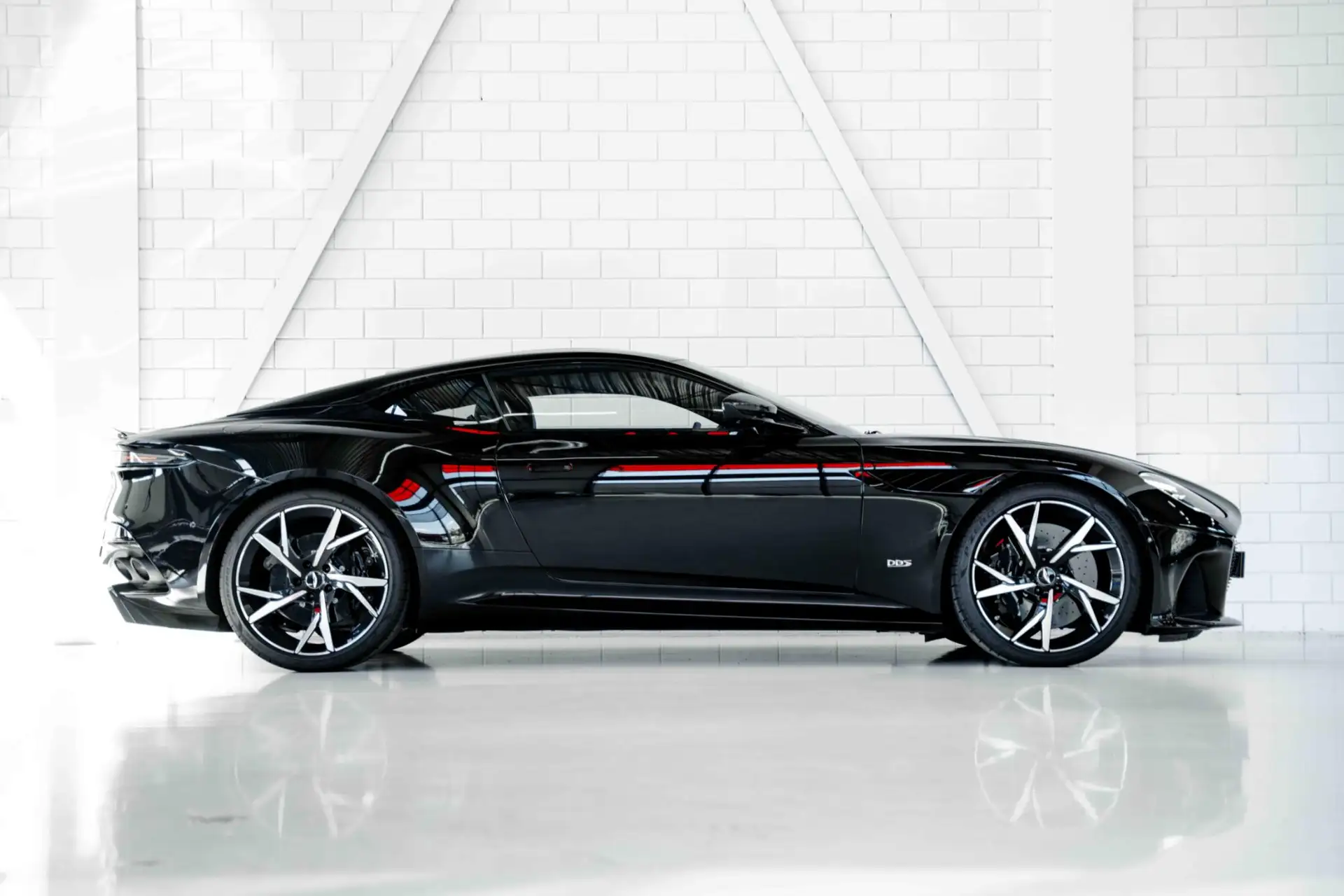 애스턴마틴 DBS Coupe 2019 블랙 사진 2