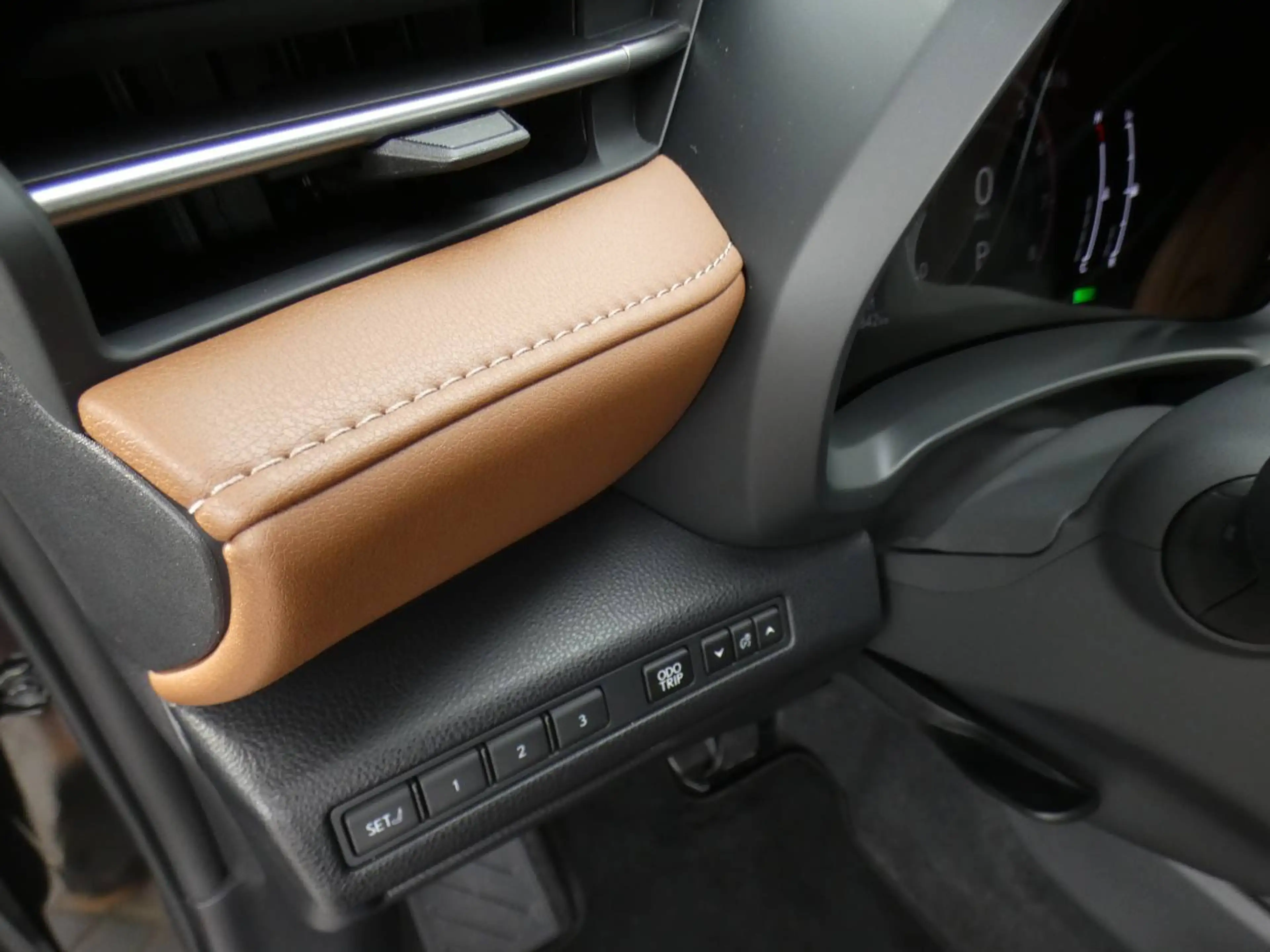 Lexus LBX Hybrid RELAX +COGNAC LEDER +Elektrische zetel +Stoelmemory +Zetelverwarming +Stuurwielverwarming +Dodehoek — photo 14