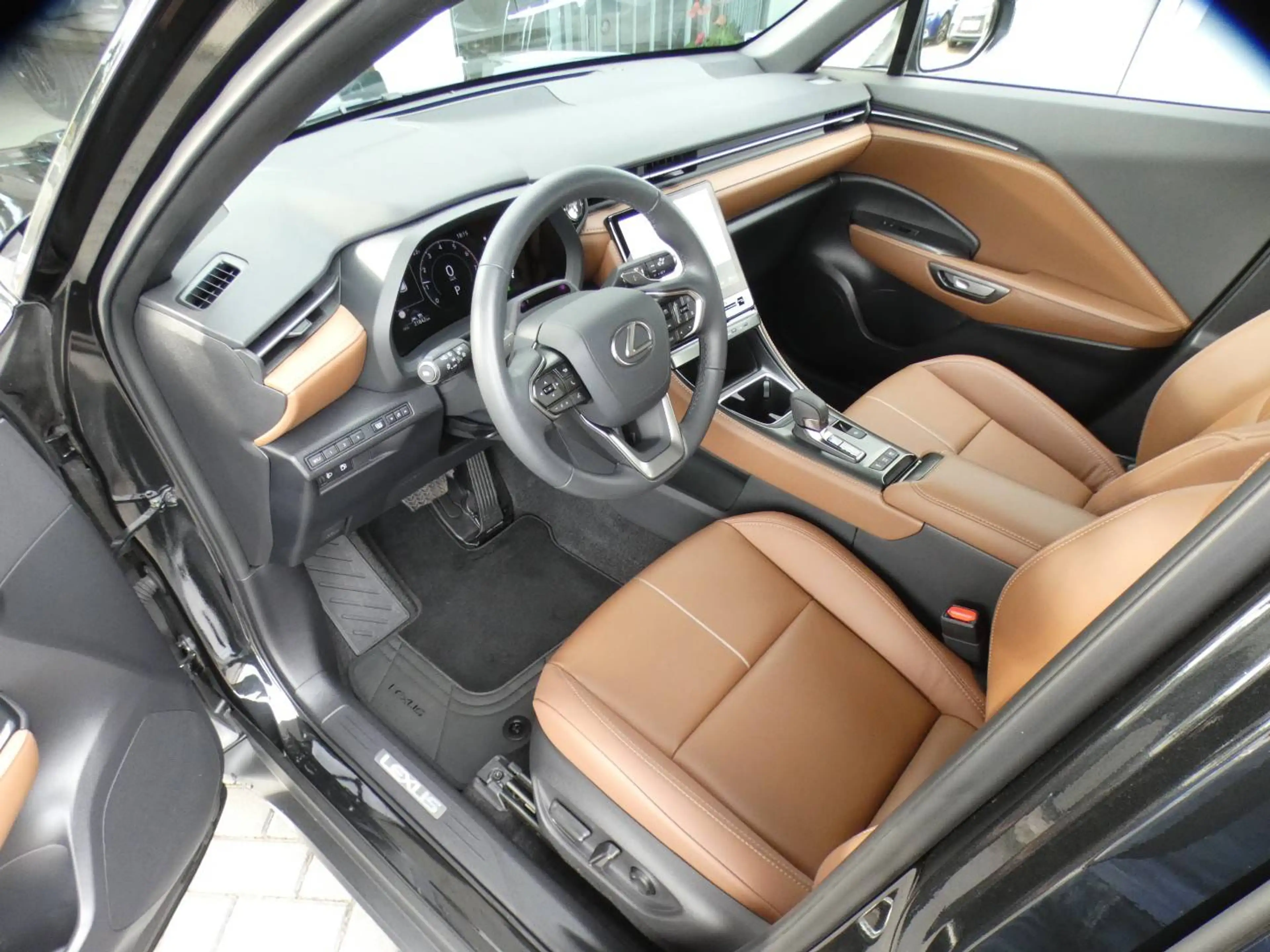Lexus LBX Hybrid RELAX +COGNAC LEDER +Elektrische zetel +Stoelmemory +Zetelverwarming +Stuurwielverwarming +Dodehoek — photo 12
