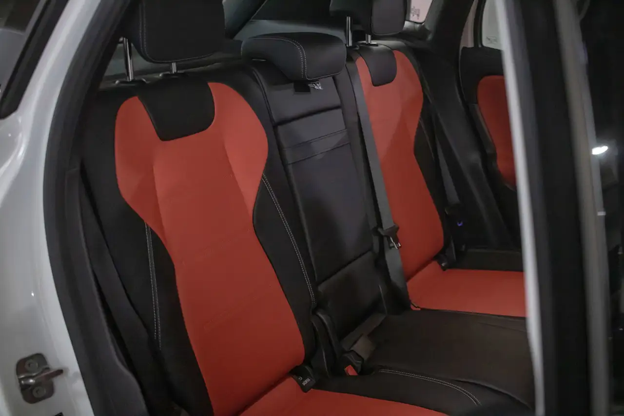 Mercedes-Benz GLA снимка Mercedes-Benz GLA