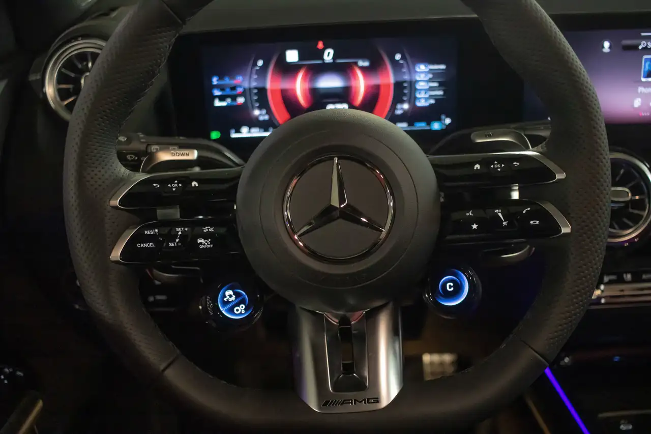 Mercedes-Benz GLA снимка Mercedes-Benz GLA