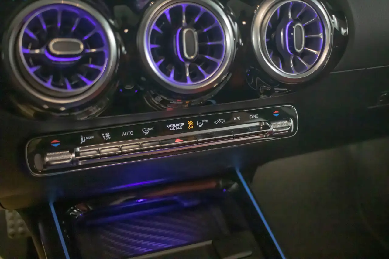 Mercedes-Benz GLA снимка Mercedes-Benz GLA