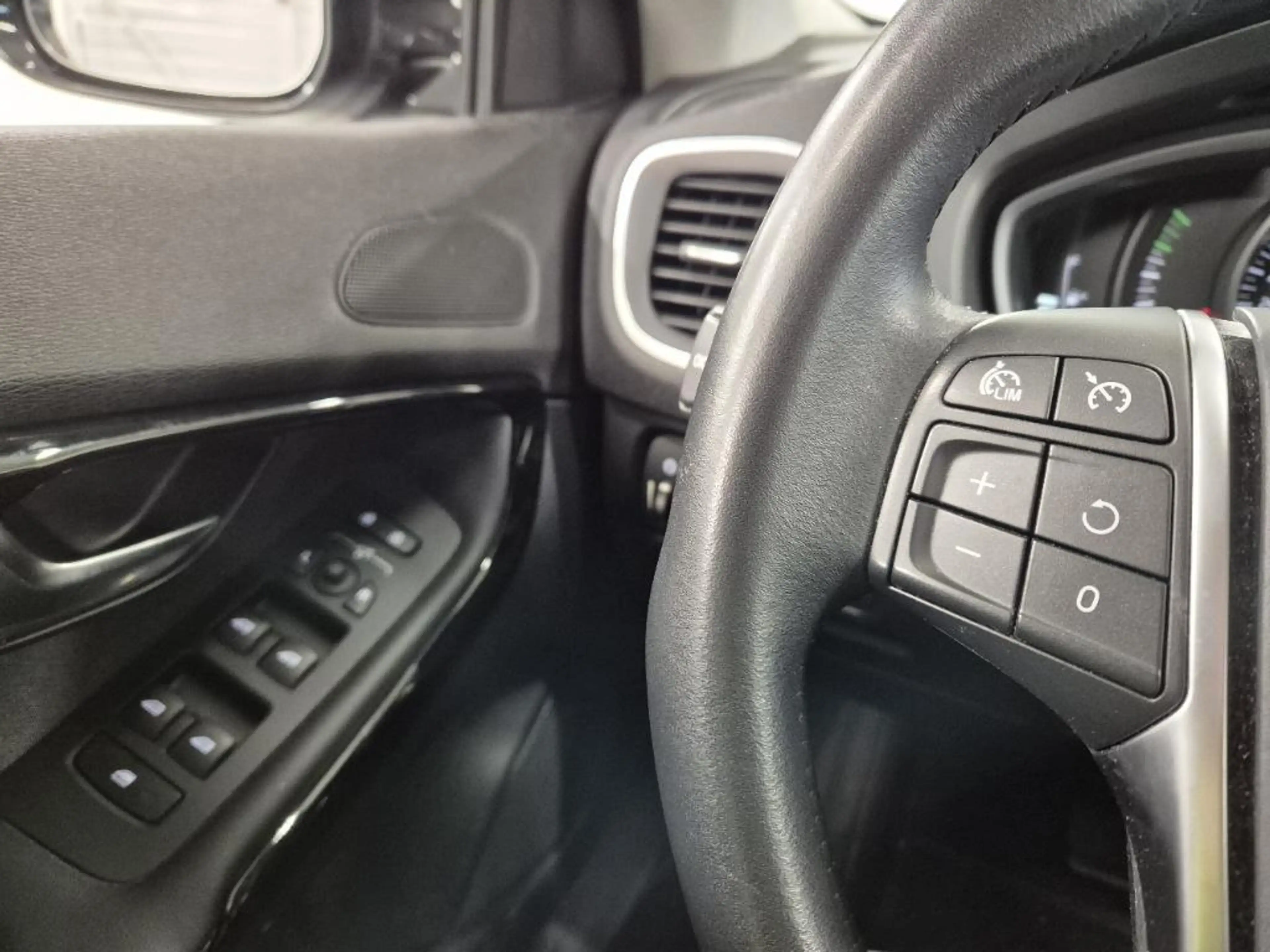 Volvo V40 Cross Country 1.5 T3 Polar+ Luxury — photo 11