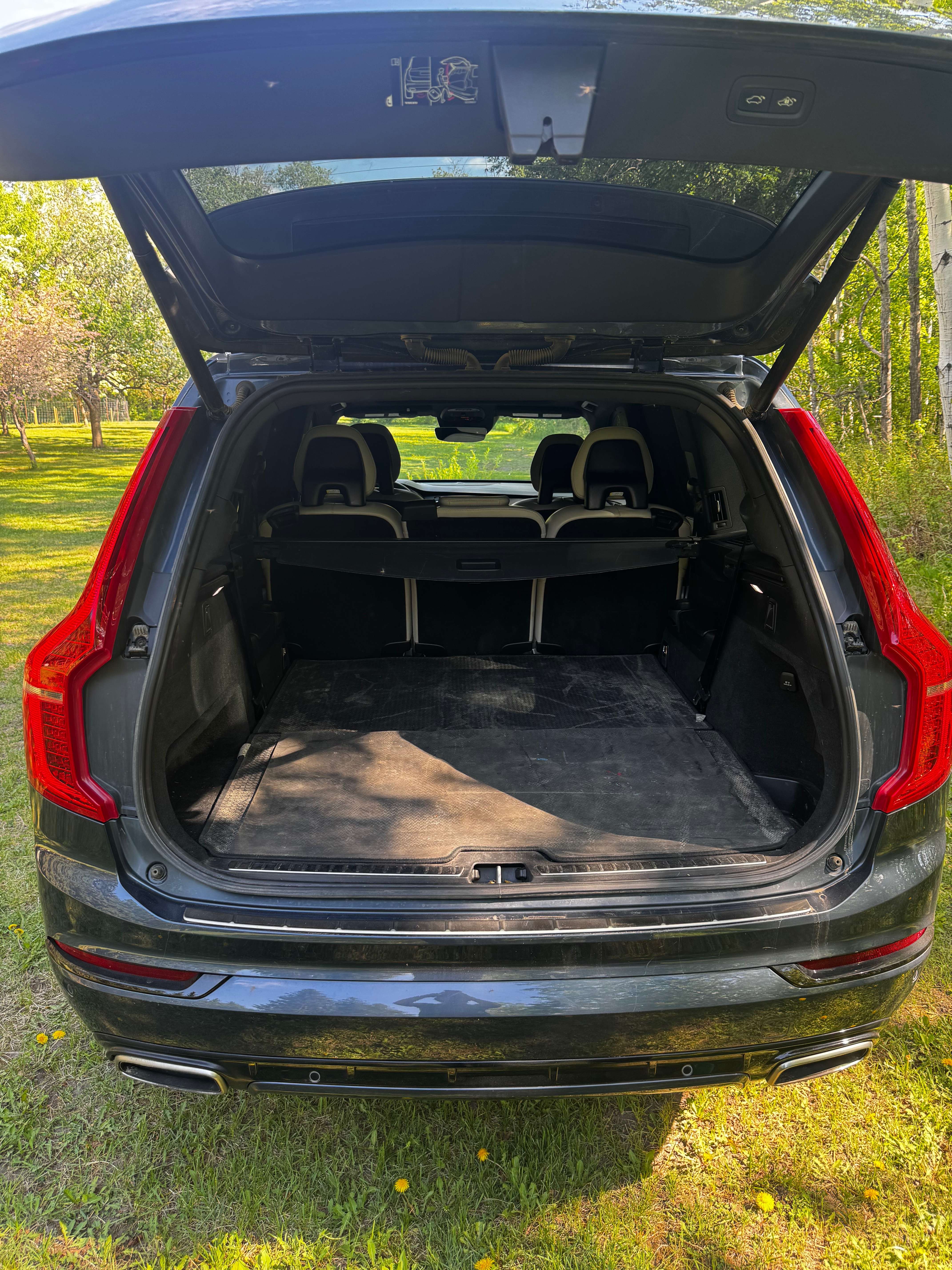 2021 Volvo XC90 R-Design alt 3