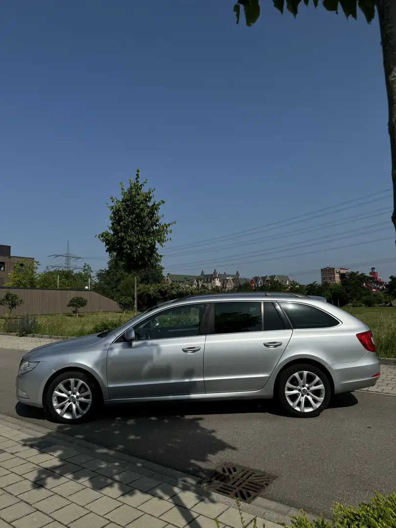 Skoda Superb Combi 2.0 TDI FAMILY Grigio - 2