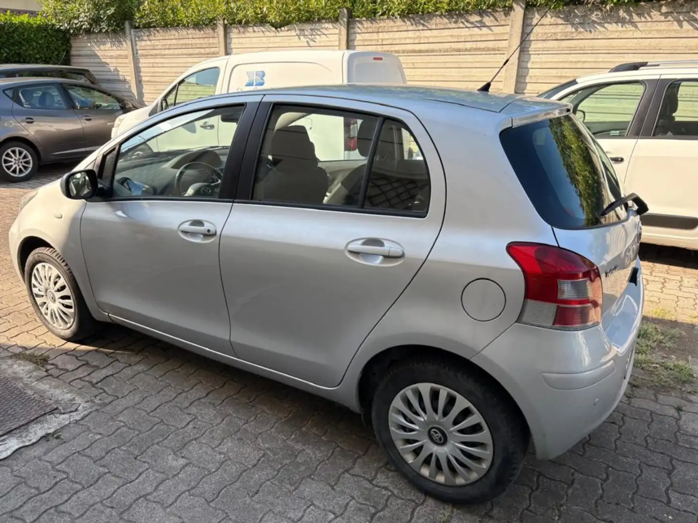 Toyota Yaris 1.0 5 P LUXURY PACK OK NEOPATENTATO Argento - 2