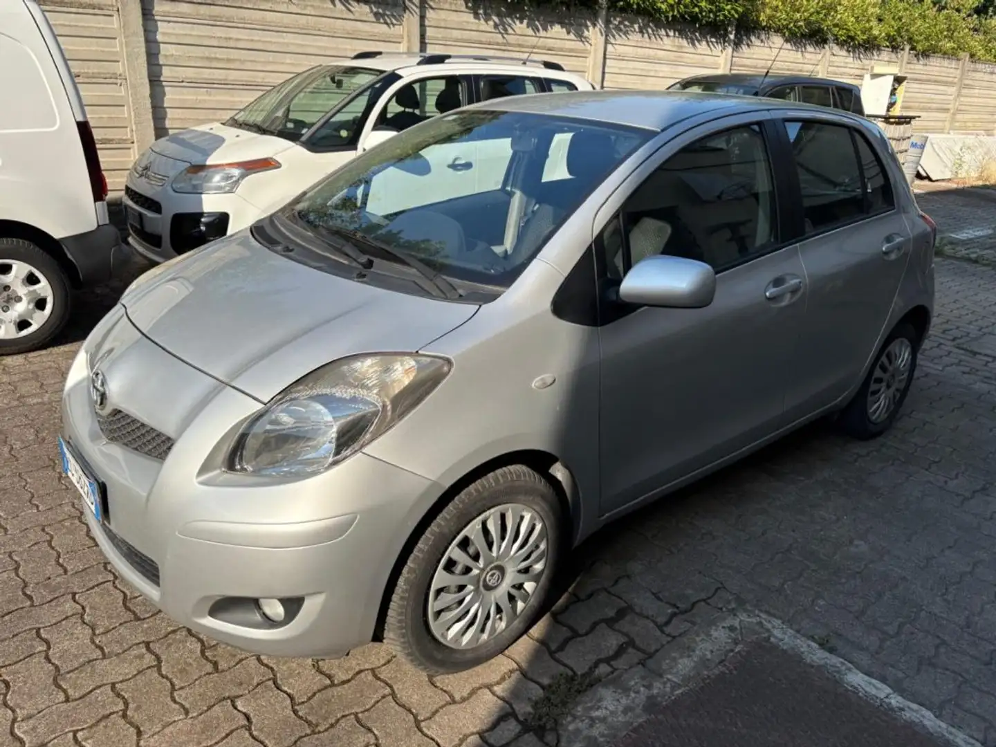 Toyota Yaris 1.0 5 P LUXURY PACK OK NEOPATENTATO Argento - 1
