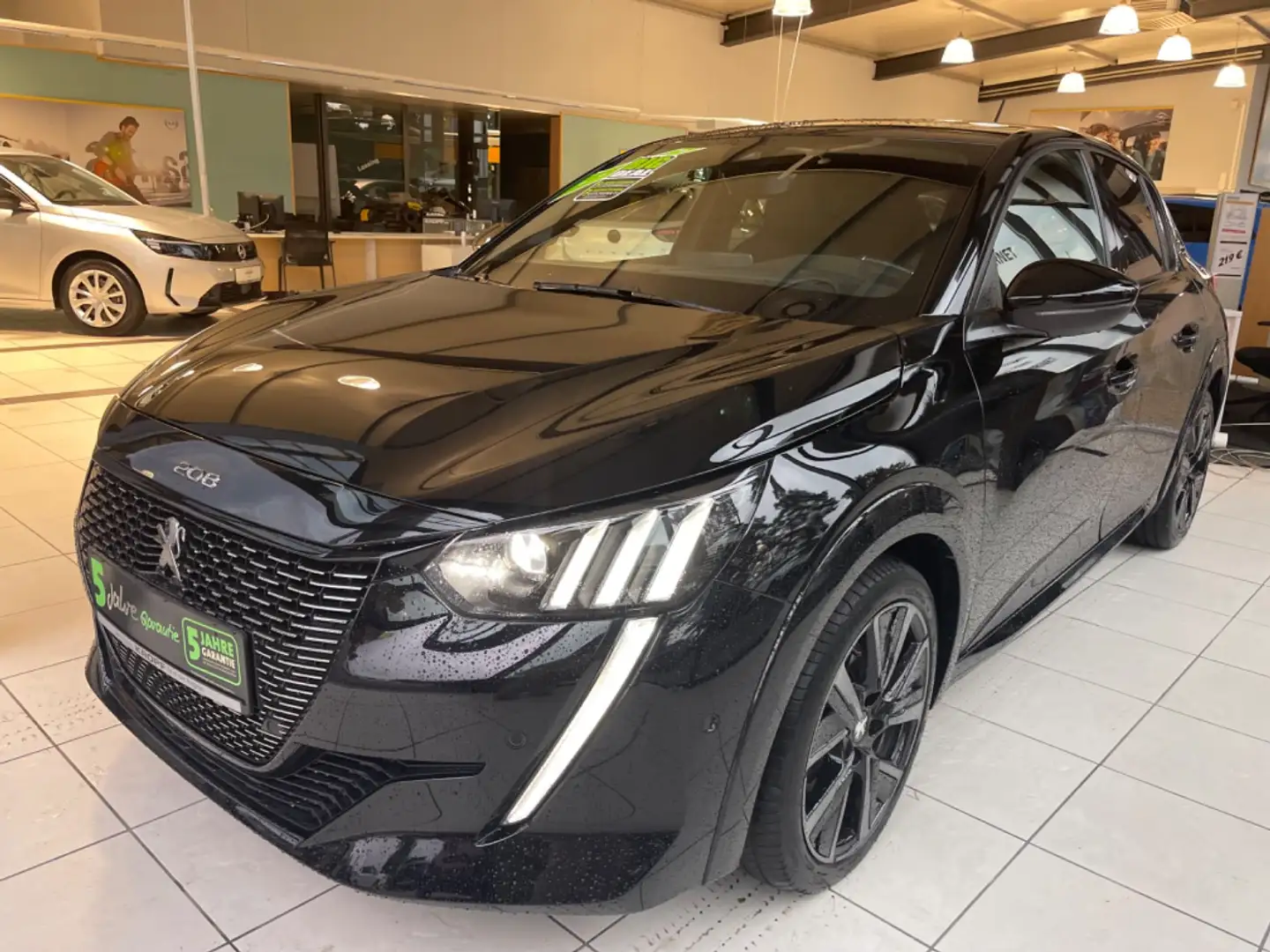 Peugeot 208 1.2 PureTech 130 GT LED+Navi+SHZ+Kam.+KlimaA Zwart - 2