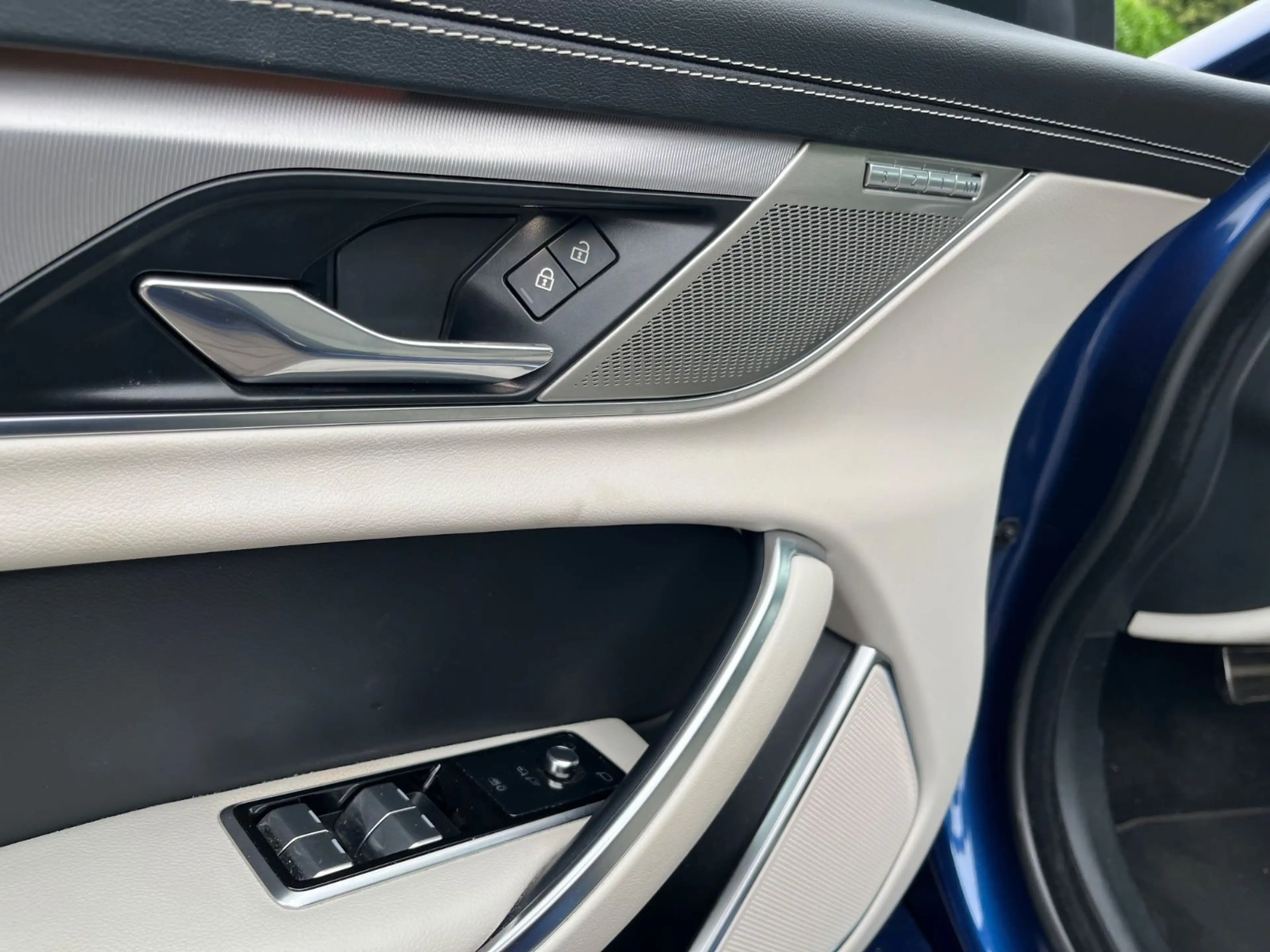 Jaguar XF Sportbrake R-Dynamic SE AWD LED 1.Hand !!!! — photo 11