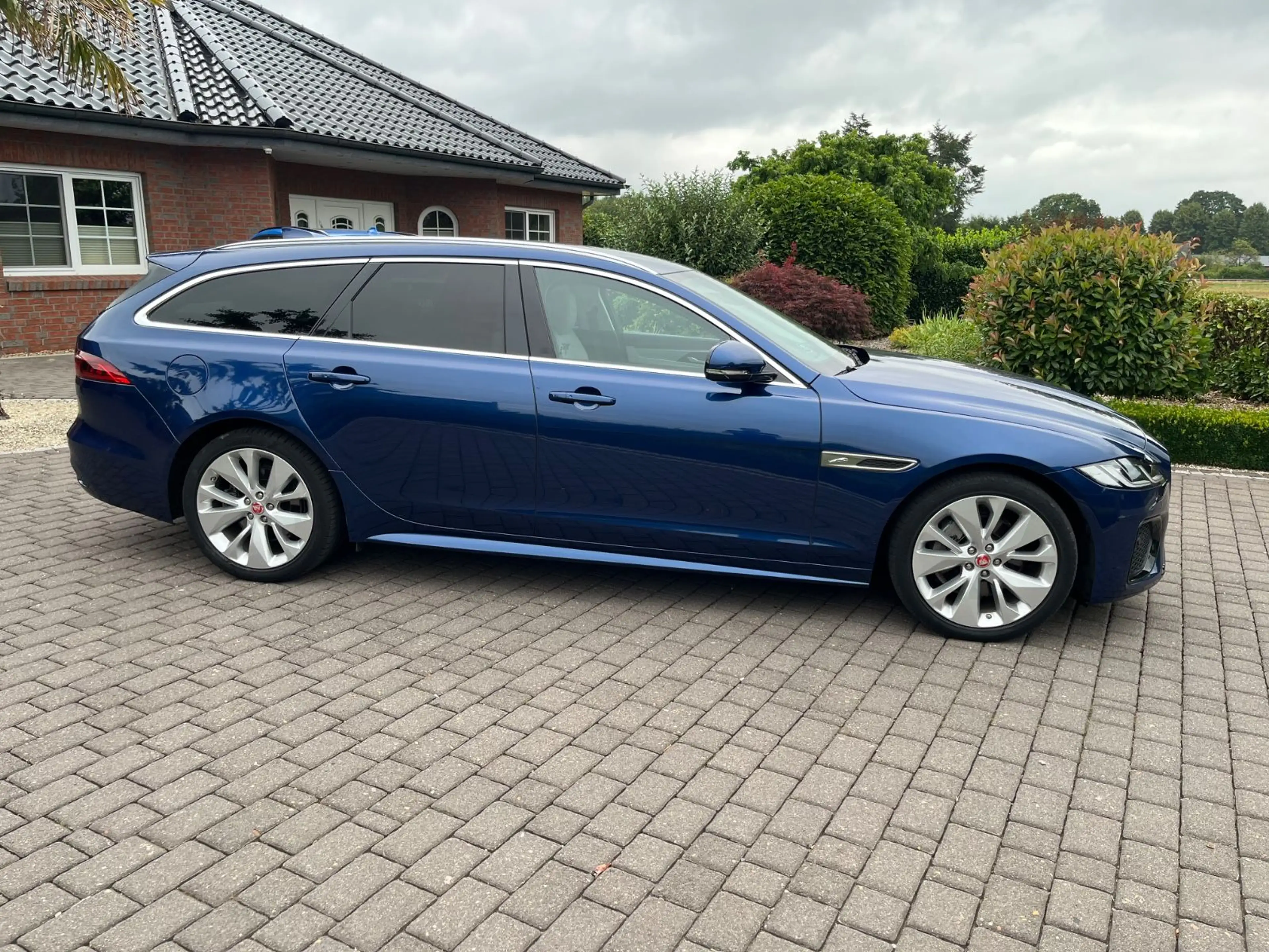 Jaguar XF Sportbrake R-Dynamic SE AWD LED 1.Hand !!!! — photo 2