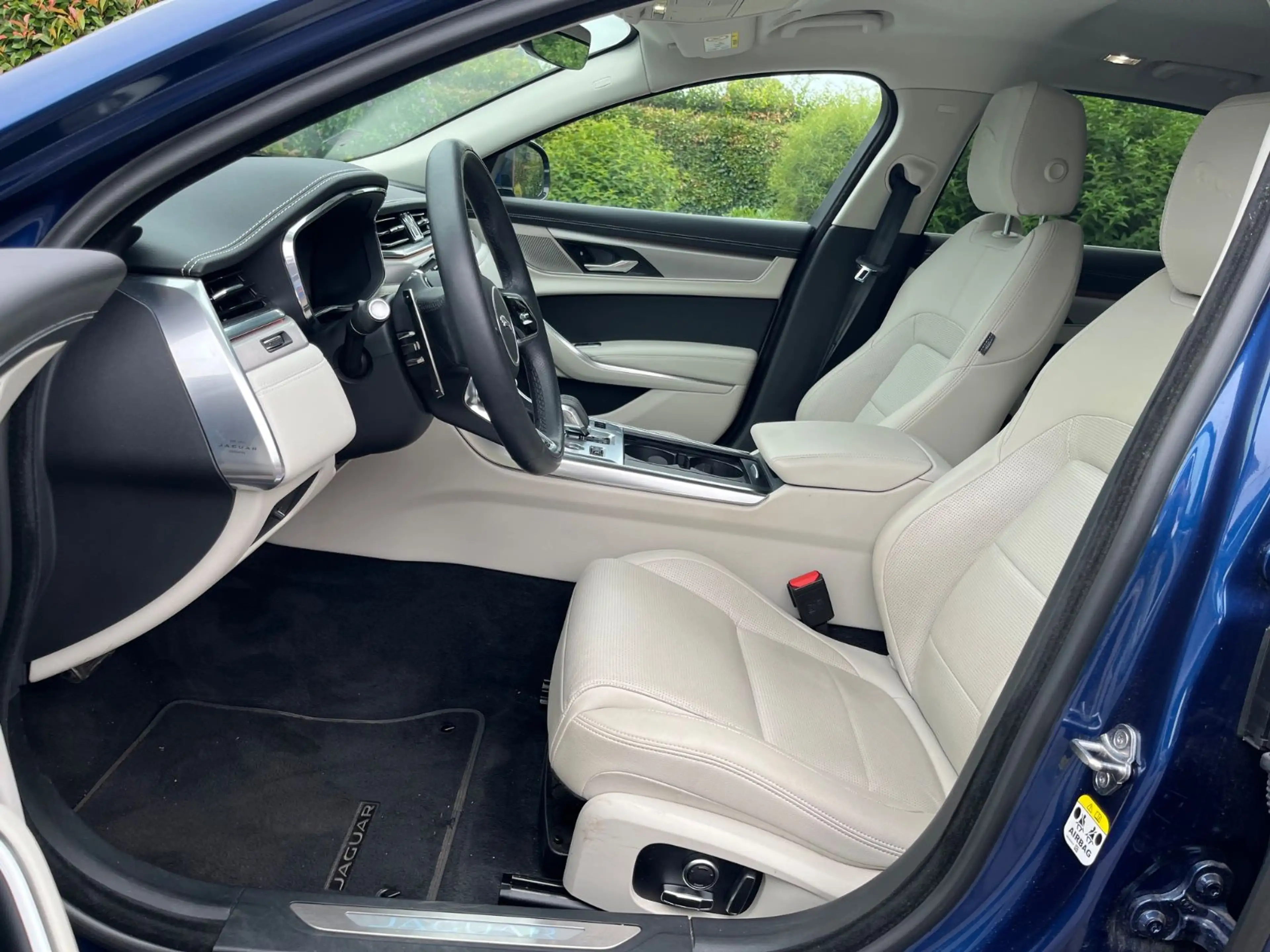 Jaguar XF Sportbrake R-Dynamic SE AWD LED 1.Hand !!!! — photo 9