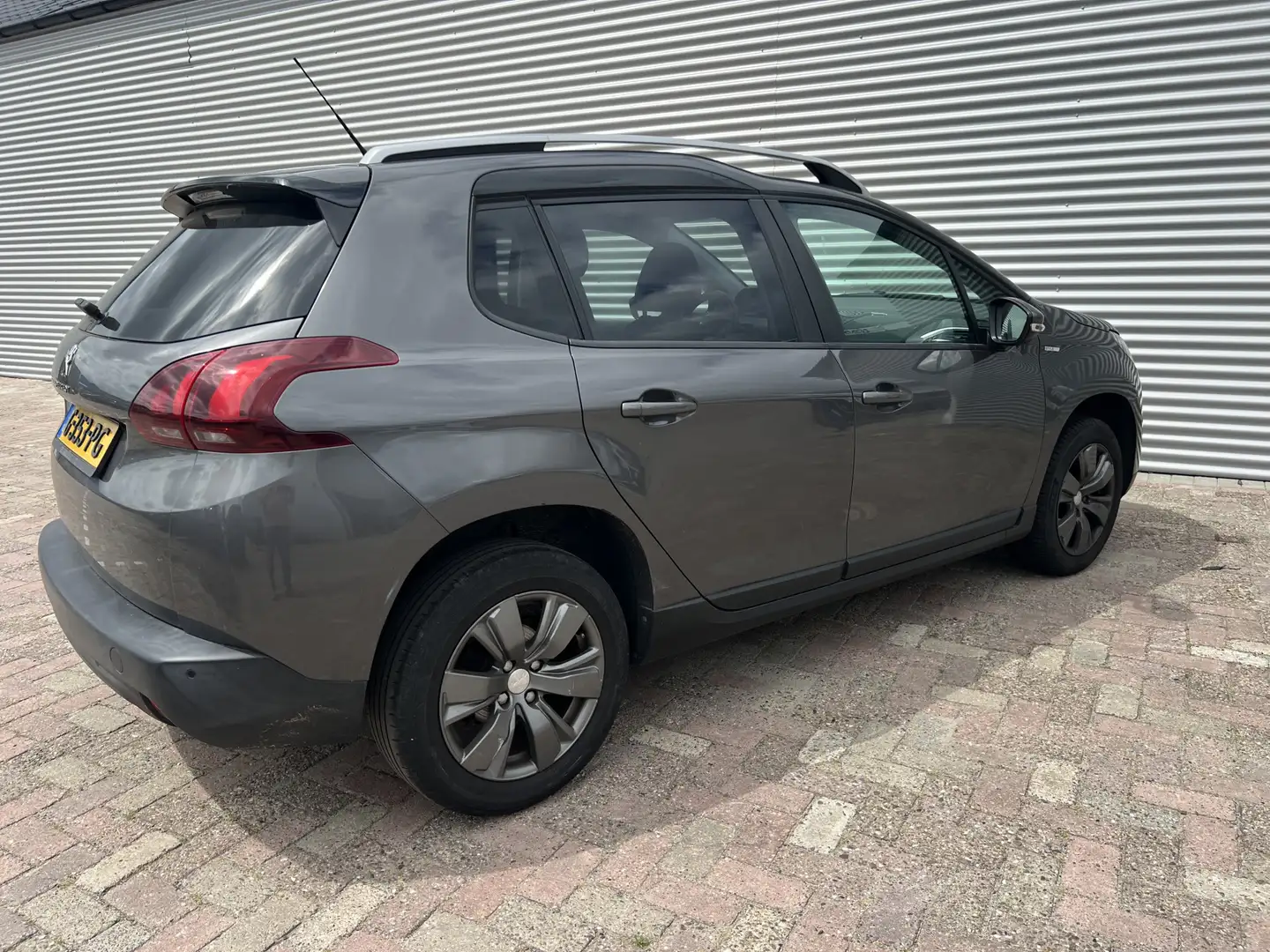 Peugeot 2008 1.2 PureTech Allure | Nieuw Binnen | Cruise | Clim Grijs - 2
