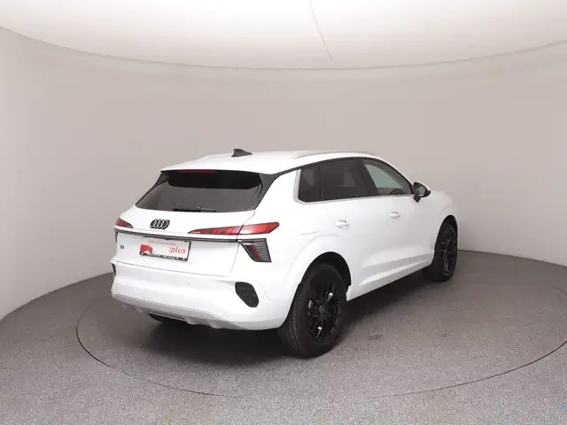 Audi Q3 view 4