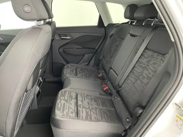 Audi Q3 view 11